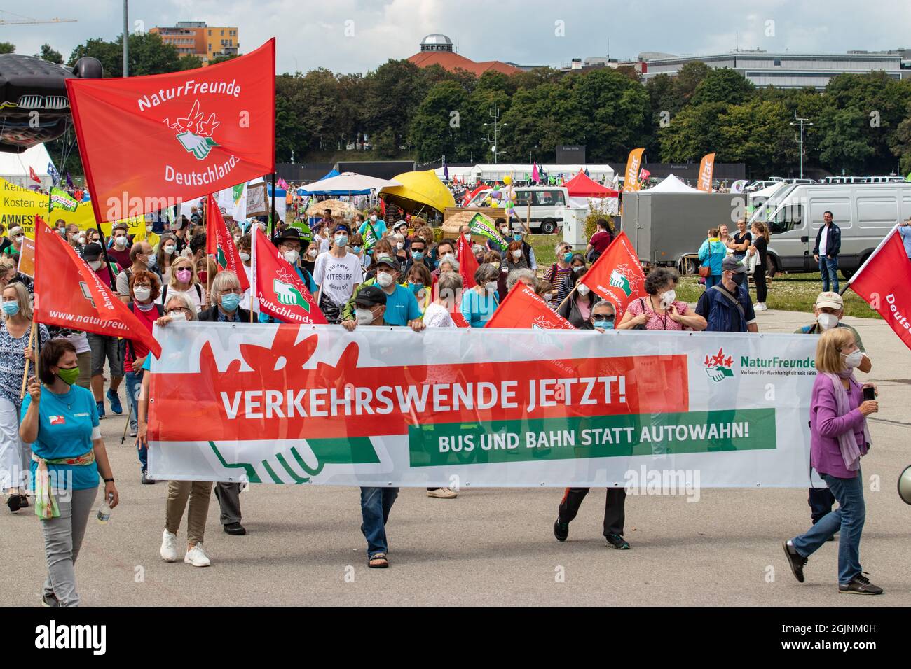 München, Deutschland. September 2021. Am 11.9.2021 demontieren in München Tausende Menschen auf der Ausstellung Demo gegen die Internationale Automobilausstellung ( IAA ). - am 11. September nahmen 2021 Tausende Aktivisten an einer Demonstration gegen die IAA Mobilität in München Teil. (Foto: Alexander Pohl/Sipa USA) Quelle: SIPA USA/Alamy Live News Quelle: SIPA USA/Alamy Live News Stockfoto