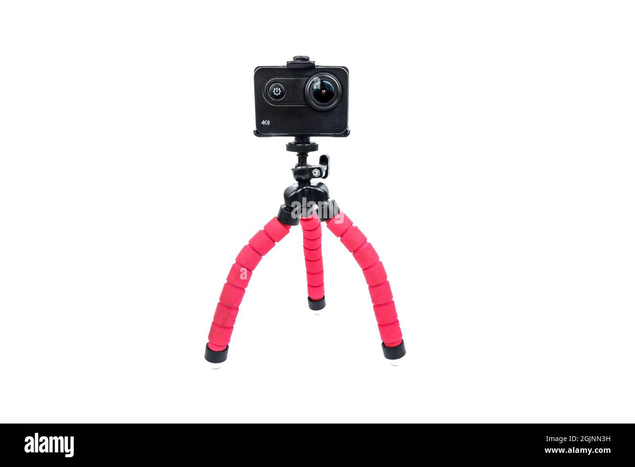 Die Action-Kamera steht auf einem Mini-Stativ, isoliert auf weißem Hintergrund, Stockfoto