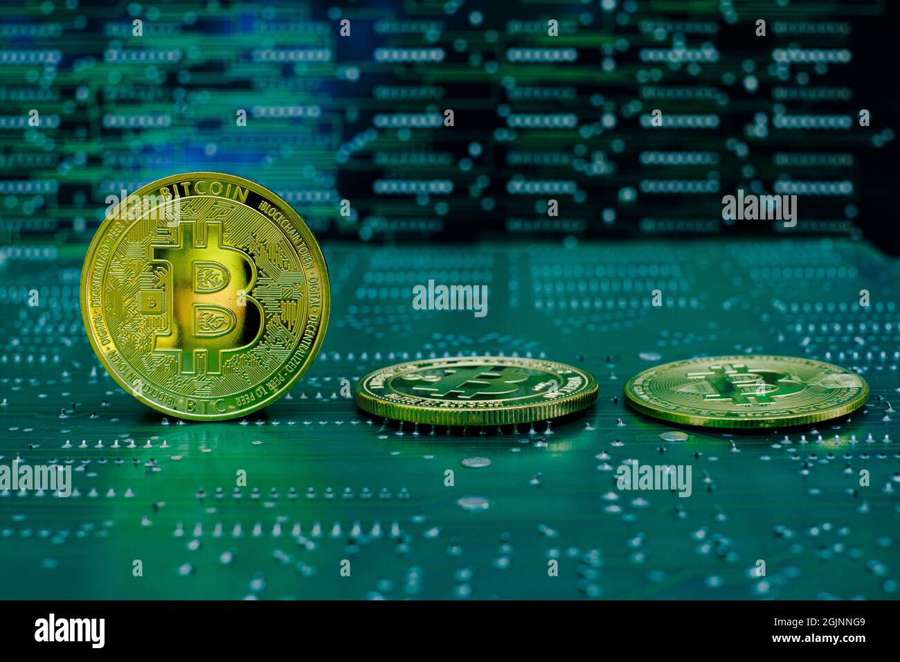 Golden Bitcoin Kryptowährung alte und neue Version auf Computer elektronische Platine Hintergrund Stockfoto