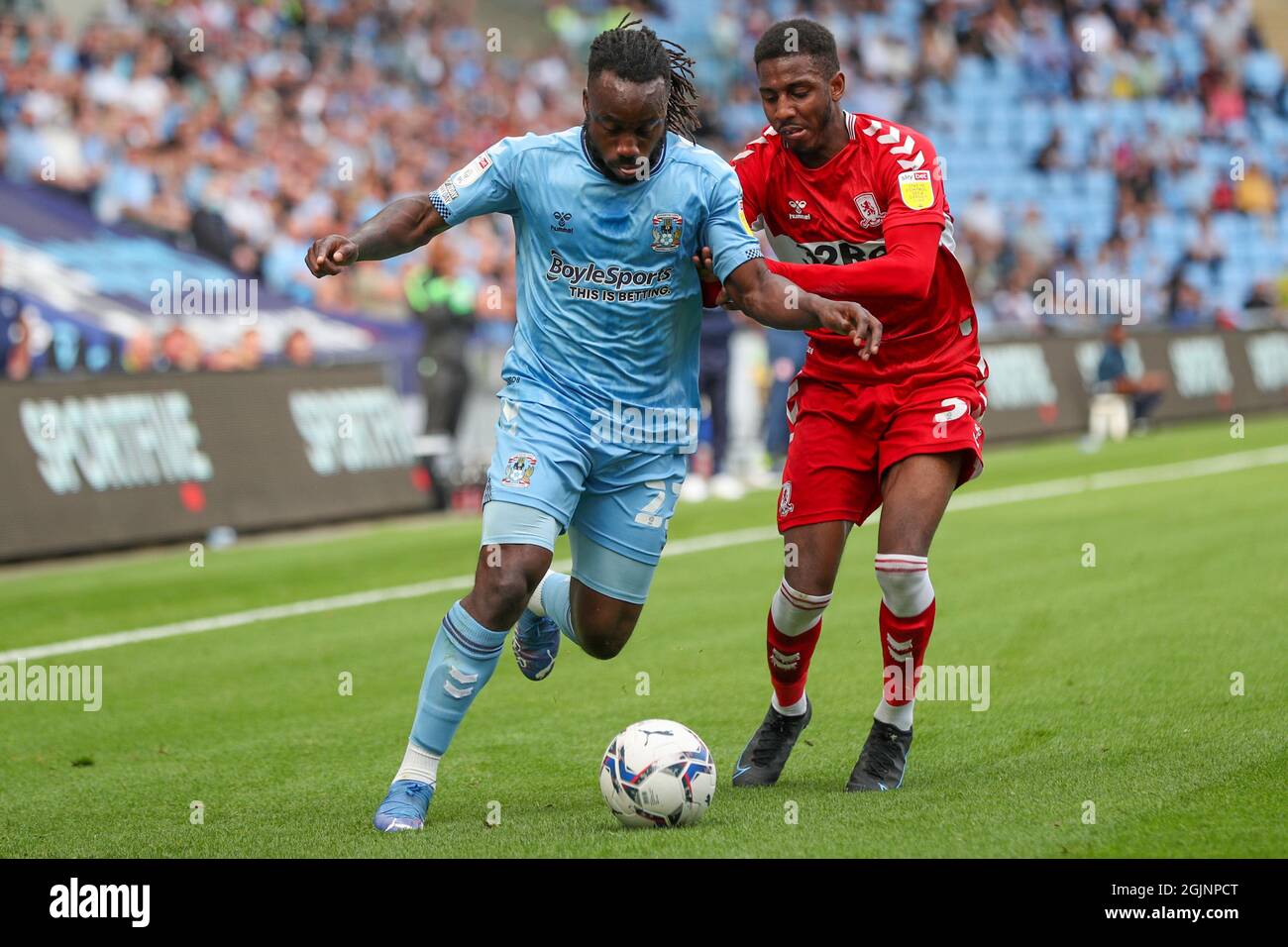 COVENTRY, Großbritannien 11. SEPTEMBER 2021 Fankaty Dabo von Coventry City wird am Samstag, 11. September, in der ersten Hälfte des Sky Bet Championship-Matches zwischen Coventry City und Middlesbrough in der Ricoh Arena in Coventry von Isaiah Jones herausgefordert. (Kredit: John Cripps | MI Nachrichten) Kredit: MI Nachrichten & Sport /Alamy Live Nachrichten Stockfoto