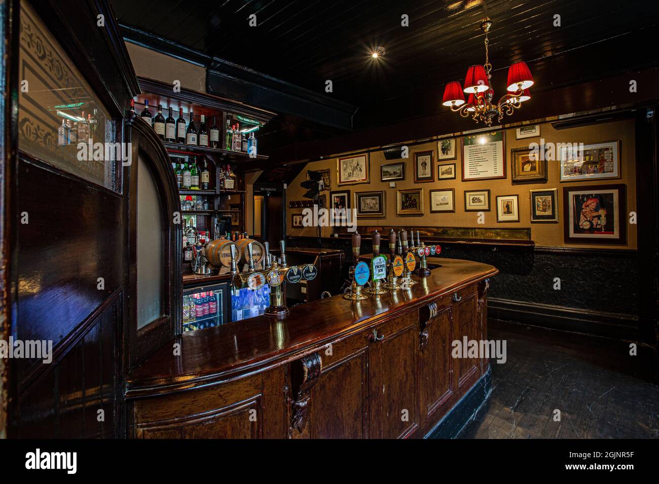 Innenansicht des traditionellen Pubs Guinea Grill in Mayfair, London, Großbritannien Stockfoto