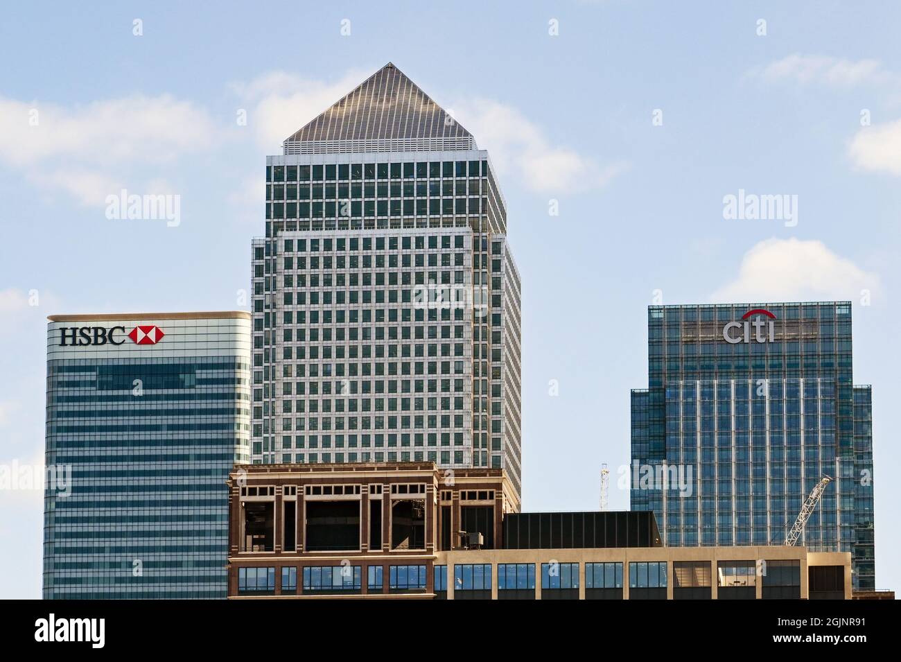 London, England - August 2021: Büros von Finanzunternehmen in Wolkenkratzern in Canary Wharf Stockfoto