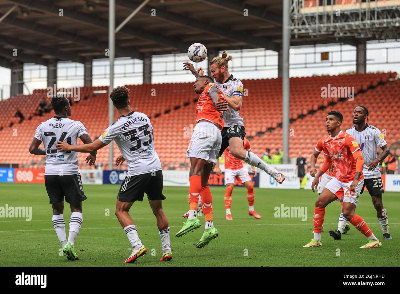 Tim Ream #13 von Fulham Hearts klärt sich als Marvin Ekpiteta #21 von Blackpool Drücke Stockfoto