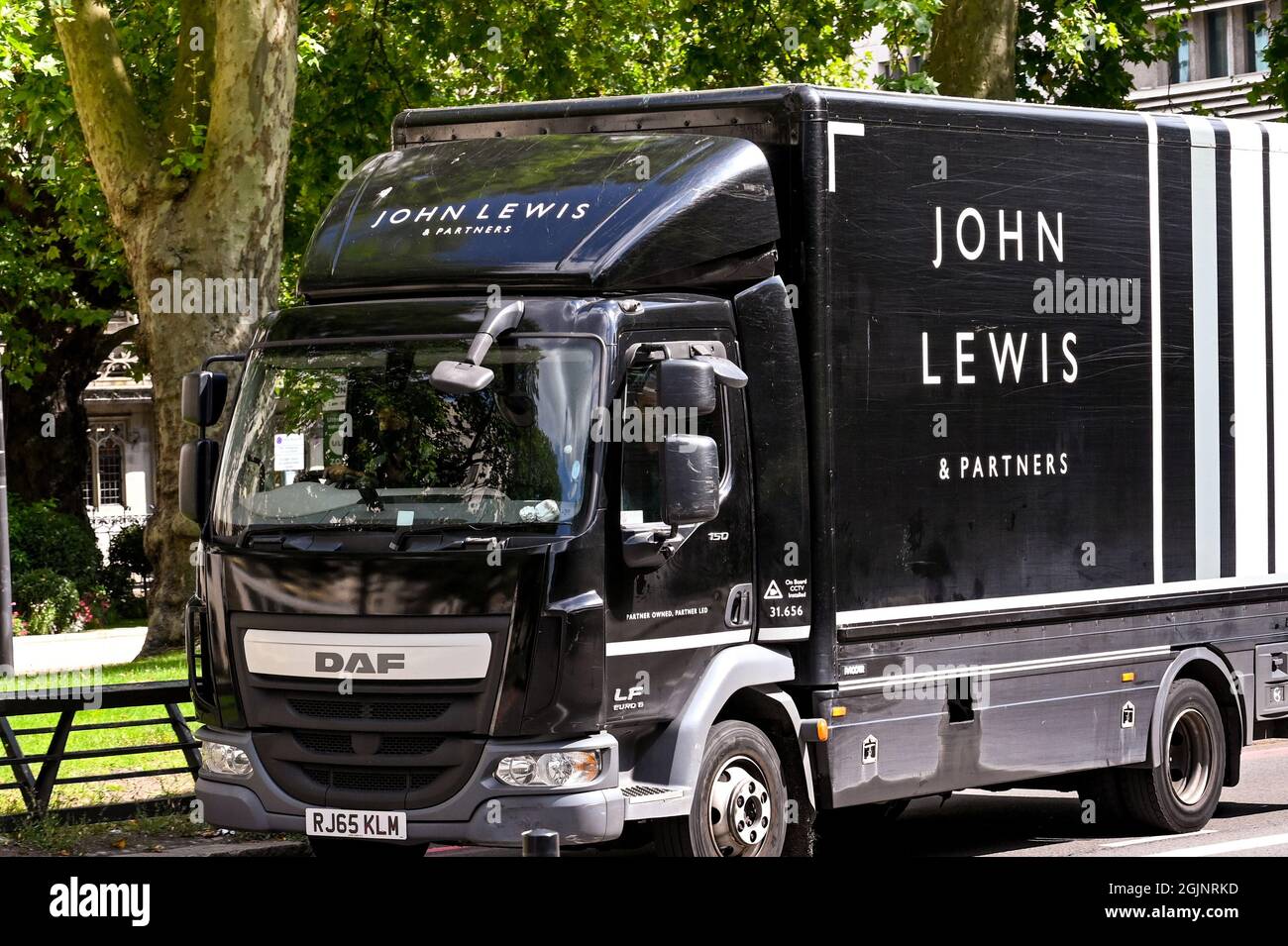 London, England - August 2021: Lieferwagen für die John Lewis-Partnerschaft auf den Straßen von London Stockfoto