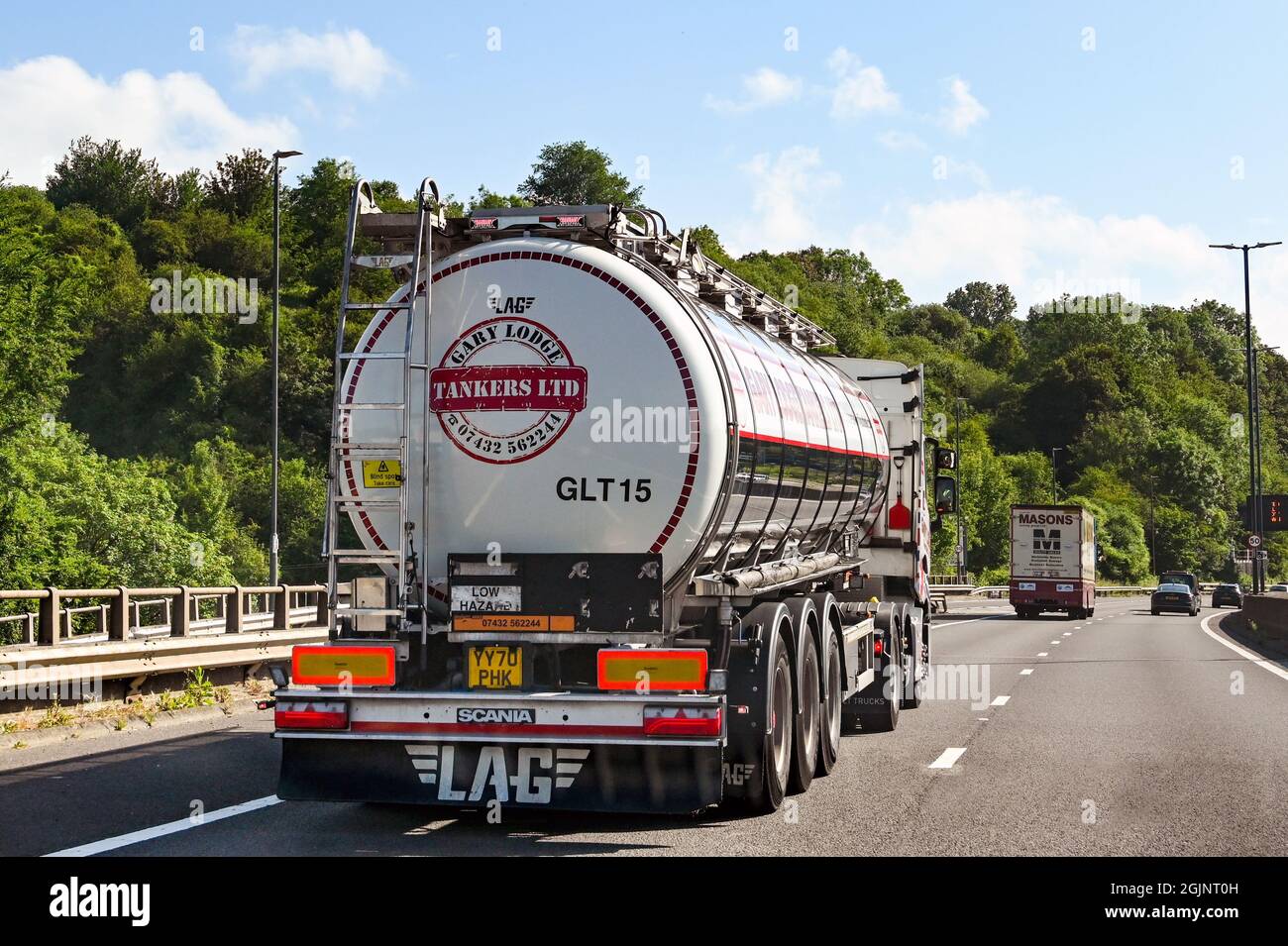 Newport, Wales - Juni 2021: Sattelschlepper fahren auf der Autobahn M4. Stockfoto Newport, Wales - Juni 2021: Sattelschlepper fahren auf der Autobahn M4. Stockfoto