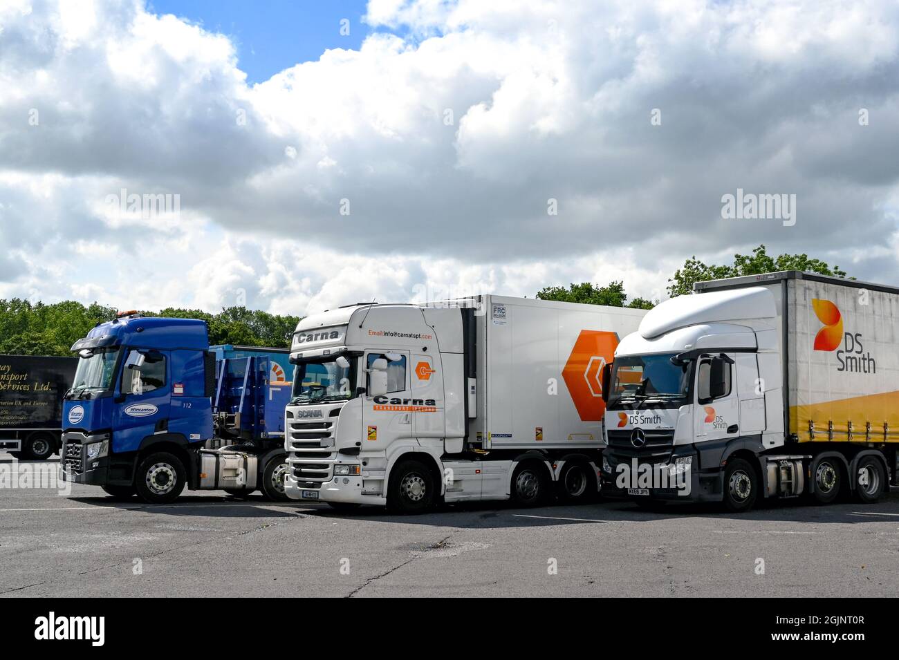 Swindon, Wiltshire, England - Juni 2021: Reihe von Schwerlastfahrzeugen, die an einer Autobahnzufahrt geparkt sind Stockfoto Swindon, Wiltshire, England - Juni 2021: Reihe von Schwerlastfahrzeugen, die an einer Autobahnzufahrt geparkt sind Stockfoto