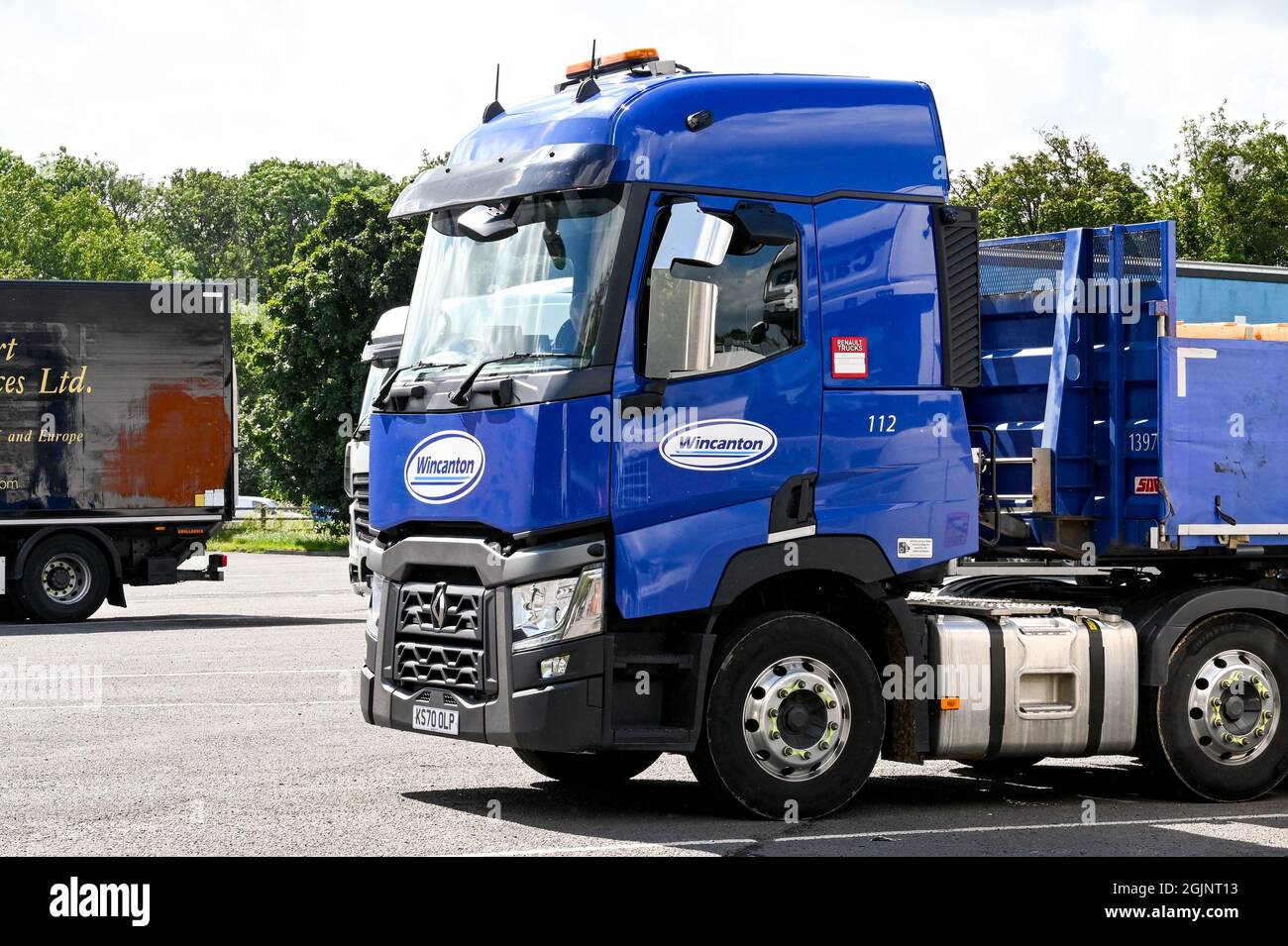 Swindon, Wiltshire, England - Juni 2021: Sattelschlepper von Wincanton Transport, der an einer Autobahnstation abgestellt wurde Stockfoto Swindon, Wiltshire, England - Juni 2021: Sattelschlepper von Wincanton Transport, der an einer Autobahnstation abgestellt wurde Stockfoto