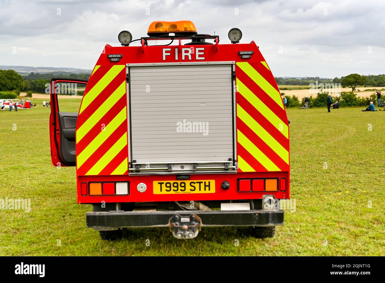 Basingstoke, England - 2021. August: Rückansicht eines kleinen Feuerwehrwagens, der auf einem Grasflugplatz im Einsatz ist Stockfoto