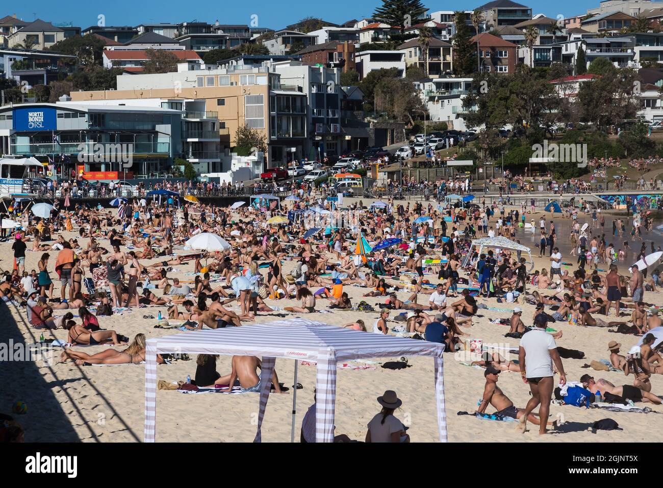 Sydney, Australien. Saturday11. September 2021 Menschen, die sich am Bondi Beach entspannen, während die Frühlingstemperaturen heute 27 Grad erreichen. Die Covid-19-Beschränkungen sollen am Montag für Personen in bestimmten Teilen Sydneys, die vollständig geimpft sind, gelockert werden. Bis zu fünf Personen können sich draußen versammeln. Kredit: Paul Lovelace/Alamy Live News Stockfoto