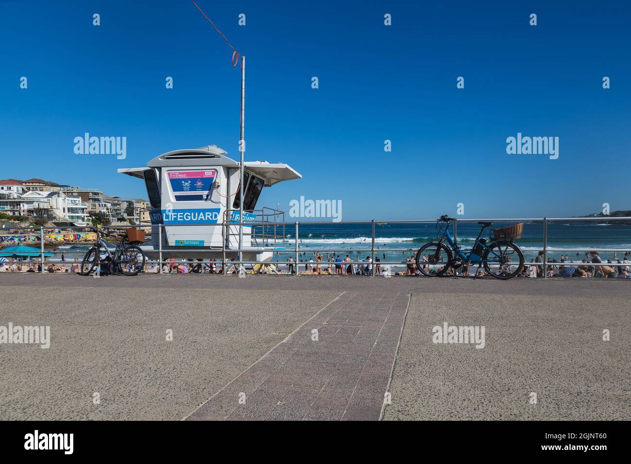 Sydney, Australien. Saturday11. September 2021 Menschen, die sich am Bondi Beach entspannen, während die Frühlingstemperaturen heute 27 Grad erreichen. Die Covid-19-Beschränkungen sollen am Montag für Personen in bestimmten Teilen Sydneys, die vollständig geimpft sind, gelockert werden. Bis zu fünf Personen können sich draußen versammeln. Kredit: Paul Lovelace/Alamy Live News Stockfoto