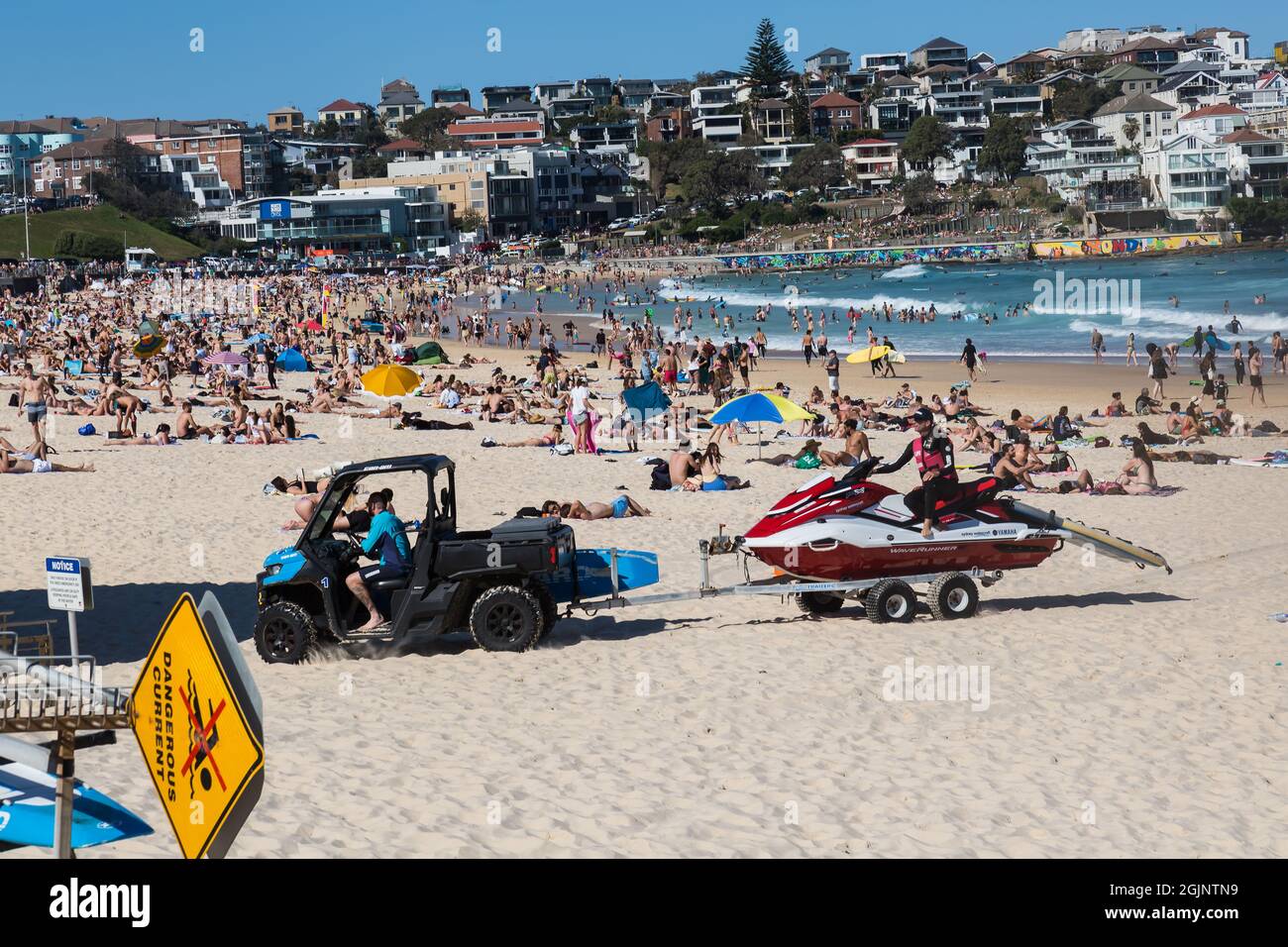 Sydney, Australien. Samstag, 11. September 2021. Menschen entspannen sich am Bondi Beach, wenn die Frühlingstemperaturen heute 27 Grad erreichen. Die Covid-19-Beschränkungen werden am Montag für Personen in bestimmten Teilen Sydneys, die vollständig geimpft sind, lockern. Bis zu fünf Personen dürfen sich draußen versammeln. Quelle: Paul Lovelace/Alamy Live News Stockfoto