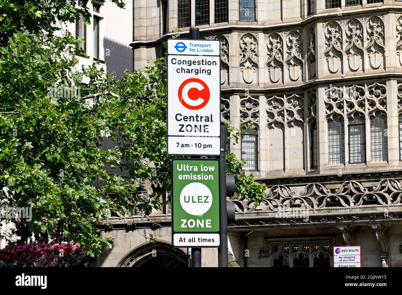 London, England - 2021. August: Melden Sie sich im Zentrum von London an und warnen Sie die Fahrer vor dem Betreten einer Maut-Zone und einer Zone mit extrem niedrigen Emissionen Stockfoto