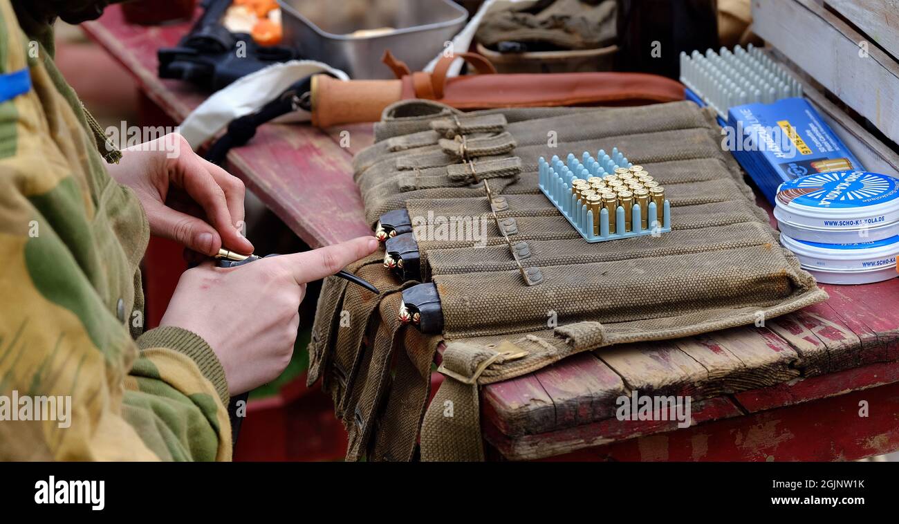 Nachladen von Maschinenpistolenmagazinen mit leeren Patronen, um in der Show abzufeuern. Stockfoto