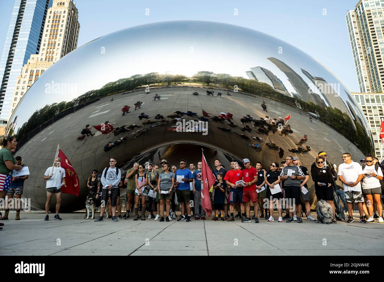 Chicago, USA. September 2021. Veteranen und ihre Familien versammeln sich zu einer Gedenkwanderung, die von der Chicago Marines Foundation veranstaltet wird, um der dreizehn Mitglieder des US-Dienstes zu gedenken, die am 26. August am Samstag, dem 11. September 2021 in Chicago, IL, am Flughafen Kabul getötet wurden. (Foto von Christopher Dilts/Sipa USA) Quelle: SIPA USA/Alamy Live News Stockfoto