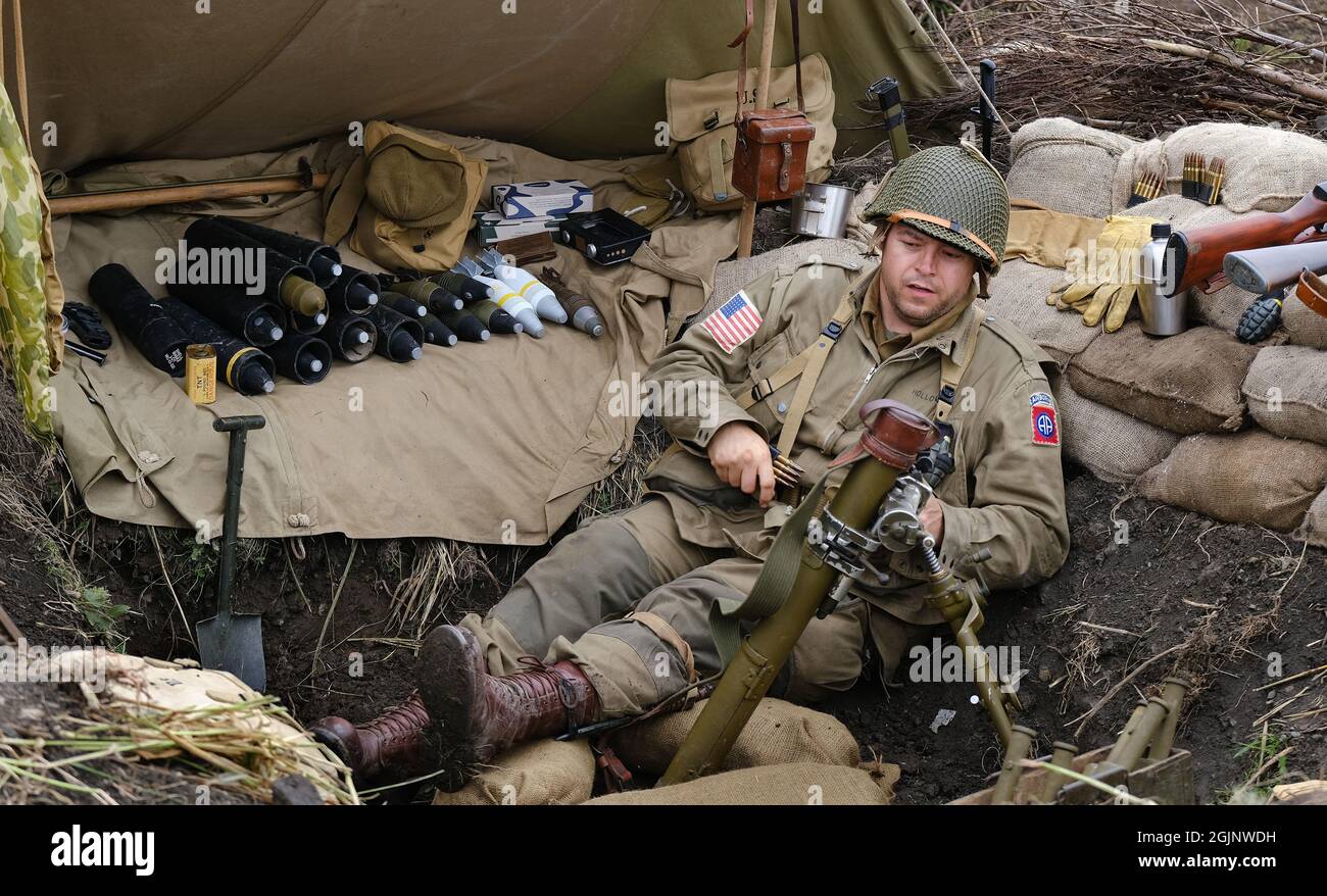 Darsteller als amerikanischer Soldat des zweiten Weltkriegs, der in Graben ruht. Stockfoto