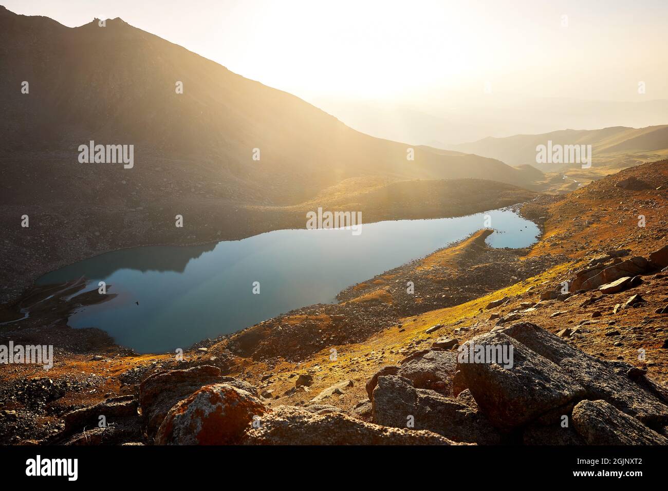 Schöne Landschaft des großen Bergsees bei Sonnenuntergang Licht leuchten in Tien Shan Mountains, Kasachstan. Stockfoto