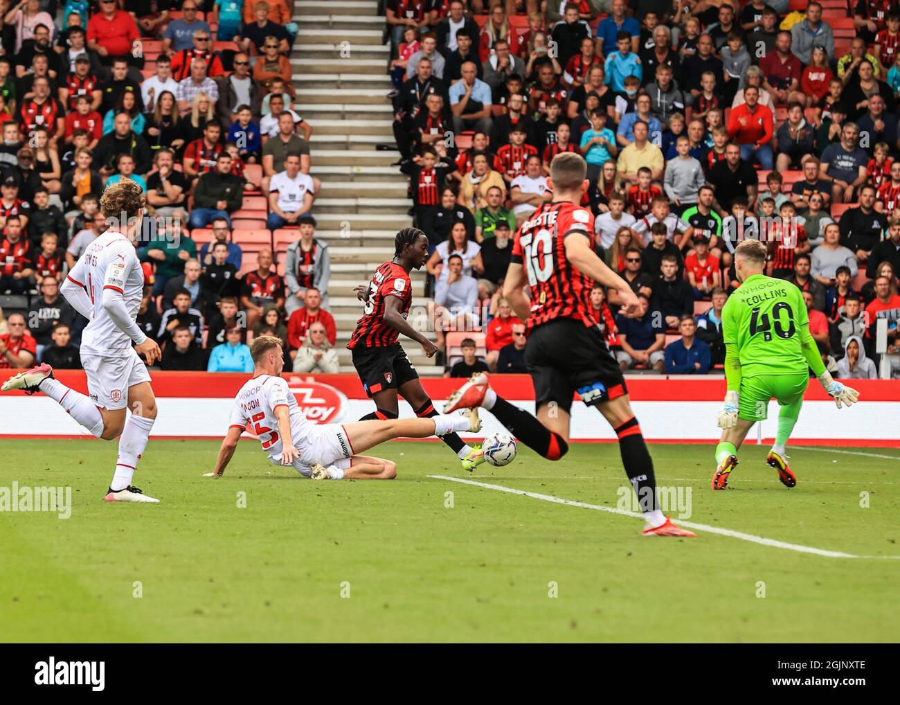 Bournemouth's Jordan Zemura erzielt im Rahmen des Sky Bet Championship-Spiels im Vitality Stadium, Bournemouth, den dritten Treffer seiner Seite. Bilddatum: Samstag, 11. September 2021. Stockfoto