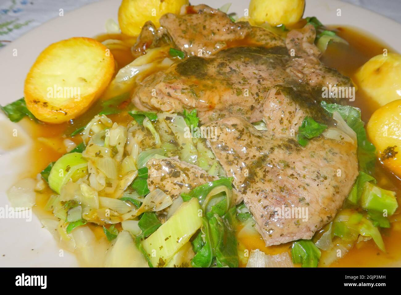 Ein schmackhaftes Braten-Diner mit Lamm und Kohl Stockfoto