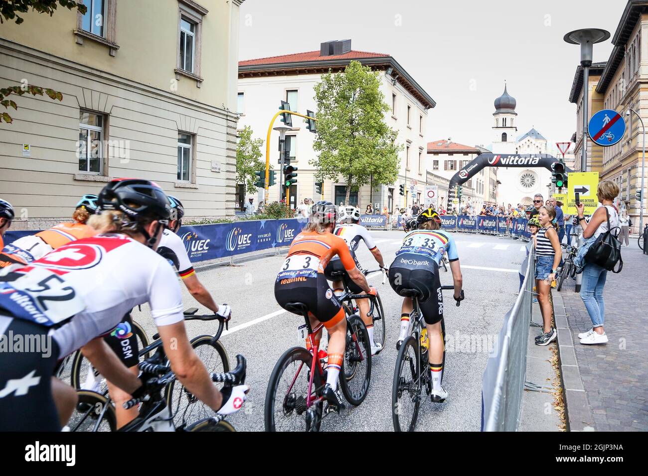 Trento, Trient, Italien, 11. September 2021, Die Passage des Rennens im Stadtzentrum während der UEC Road European Championships - Under 23 Men Road Race - Street Cycling Stockfoto