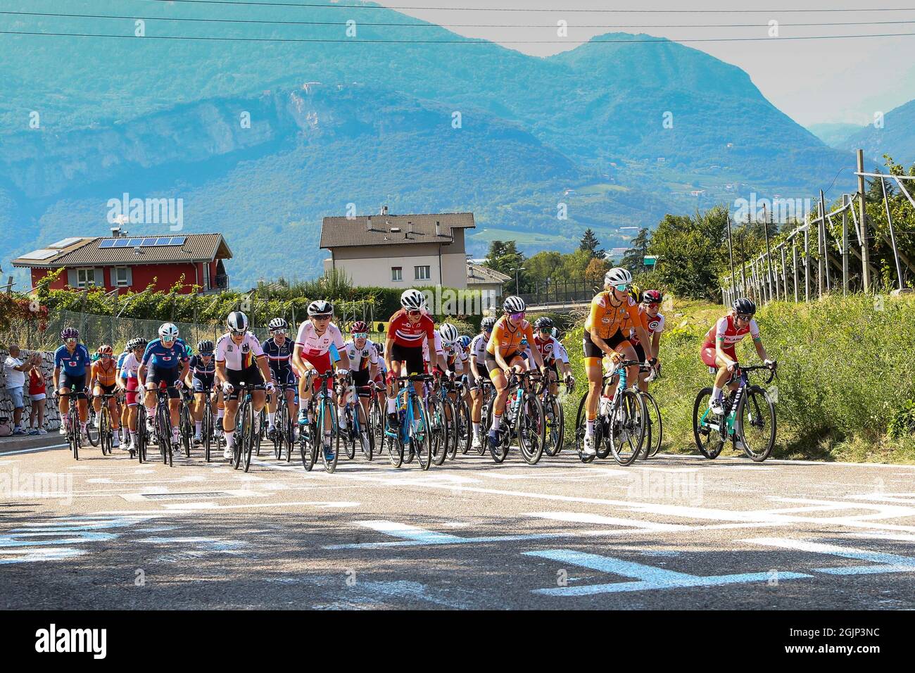 Trento, Trient, Italien, 11. September 2021, Die Gruppe bergauf während der UEC Road European Championships - Elite Women Road Race - Street Cycling Stockfoto