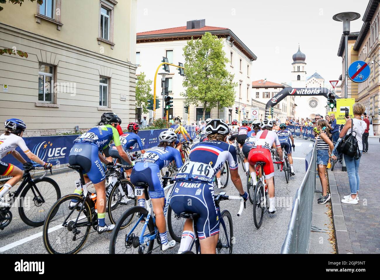 Trento, Trient, Italien, 11. September 2021, Die Passage des Rennens im Stadtzentrum während der UEC Road European Championships - Elite Women Road Race - Street Cycling Stockfoto