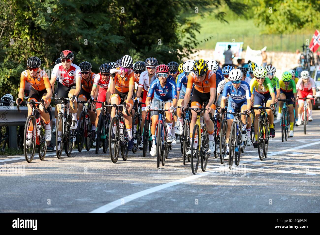 Trento, Trient, Italien, 11. September 2021, Die Gruppe im pursuit der flüchtigen während der UEC Road European Championships - Elite Women Road Race - Street Cycling Stockfoto