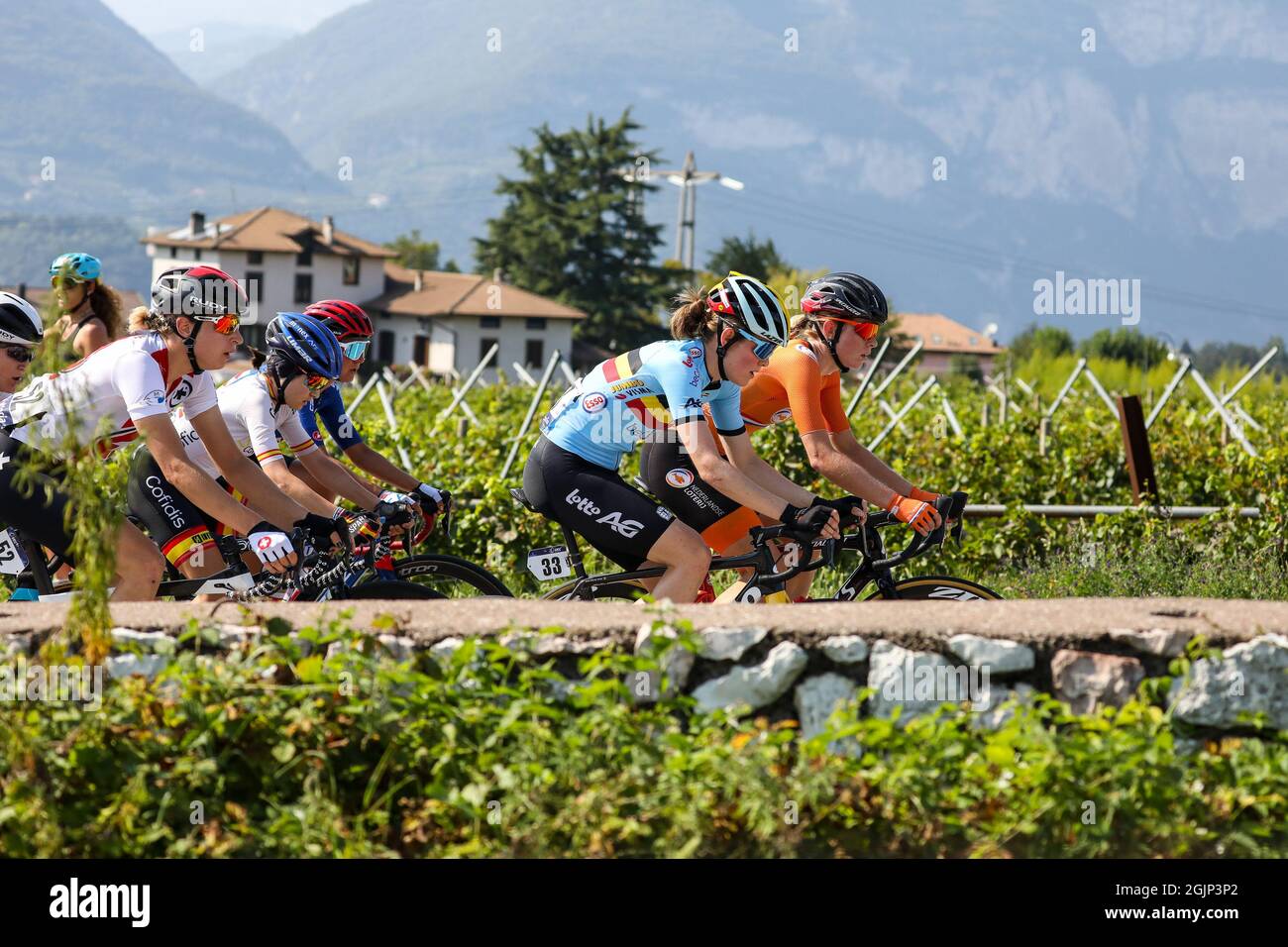 Trento, Trient, Italien, 11. September 2021, Ein Blick auf die Gruppe bergauf während der UEC Road European Championships - Elite Women Road Race - Street Cycling Stockfoto