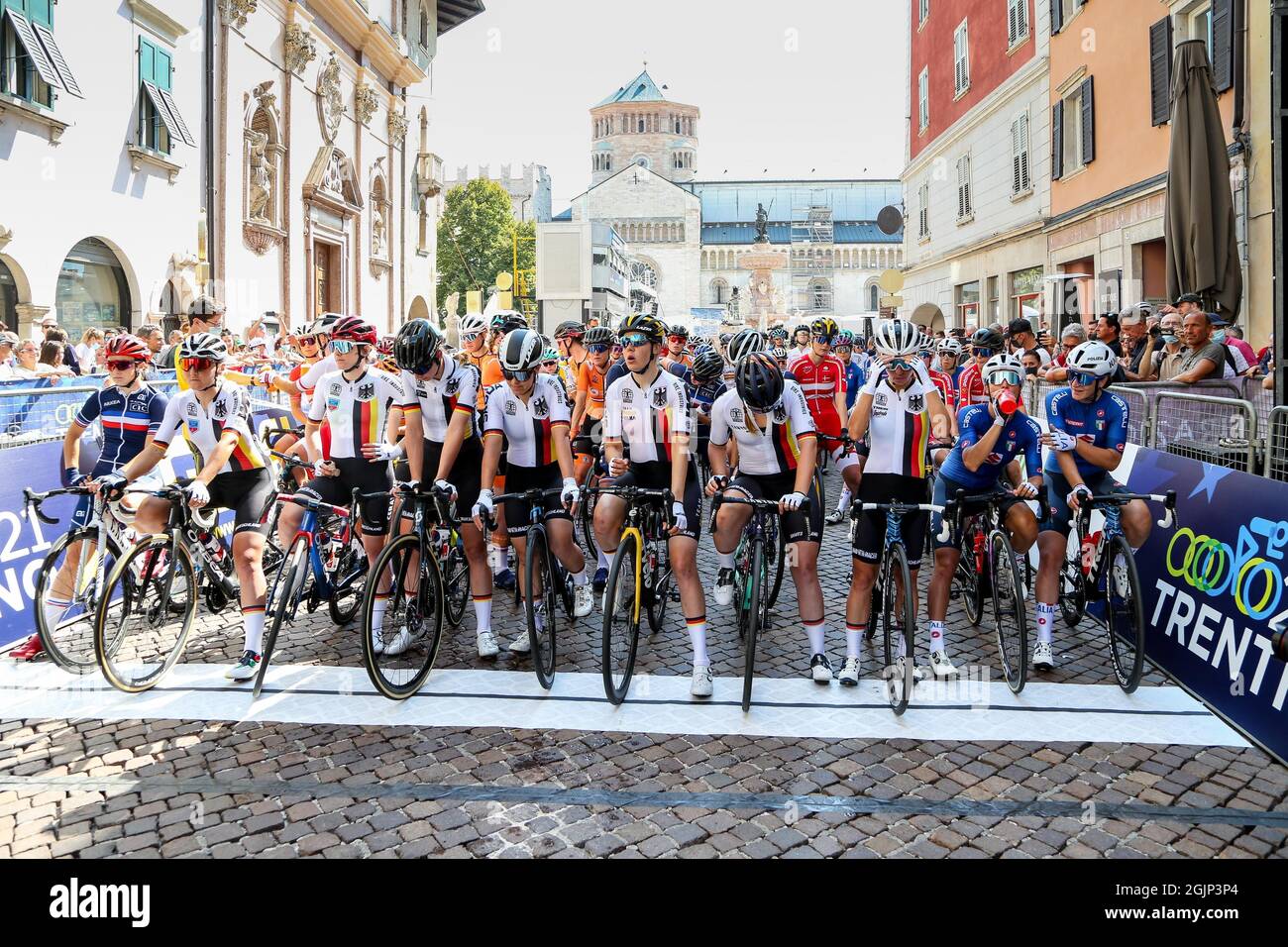 Trento, Trient, Italien, 11. September 2021, Der Start des Elite-Rennens auf dem Duomo-Platz in Trient während der UEC Road European Championships - Under 23 Men Road Race - Street Cycling Stockfoto