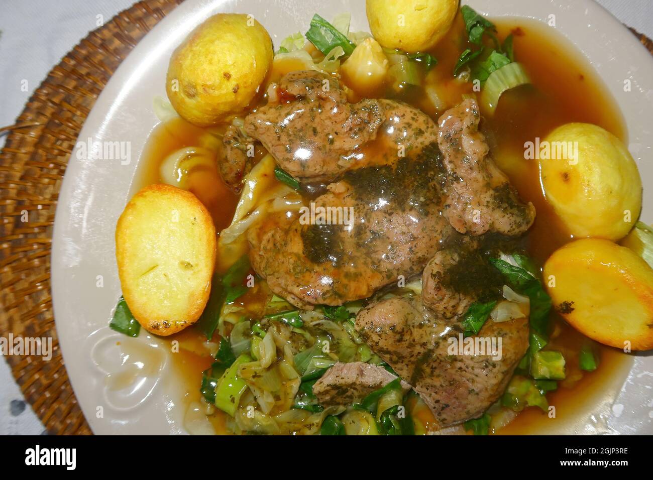 Ein warmes Abendessen mit Lamm und Gemüse Stockfoto