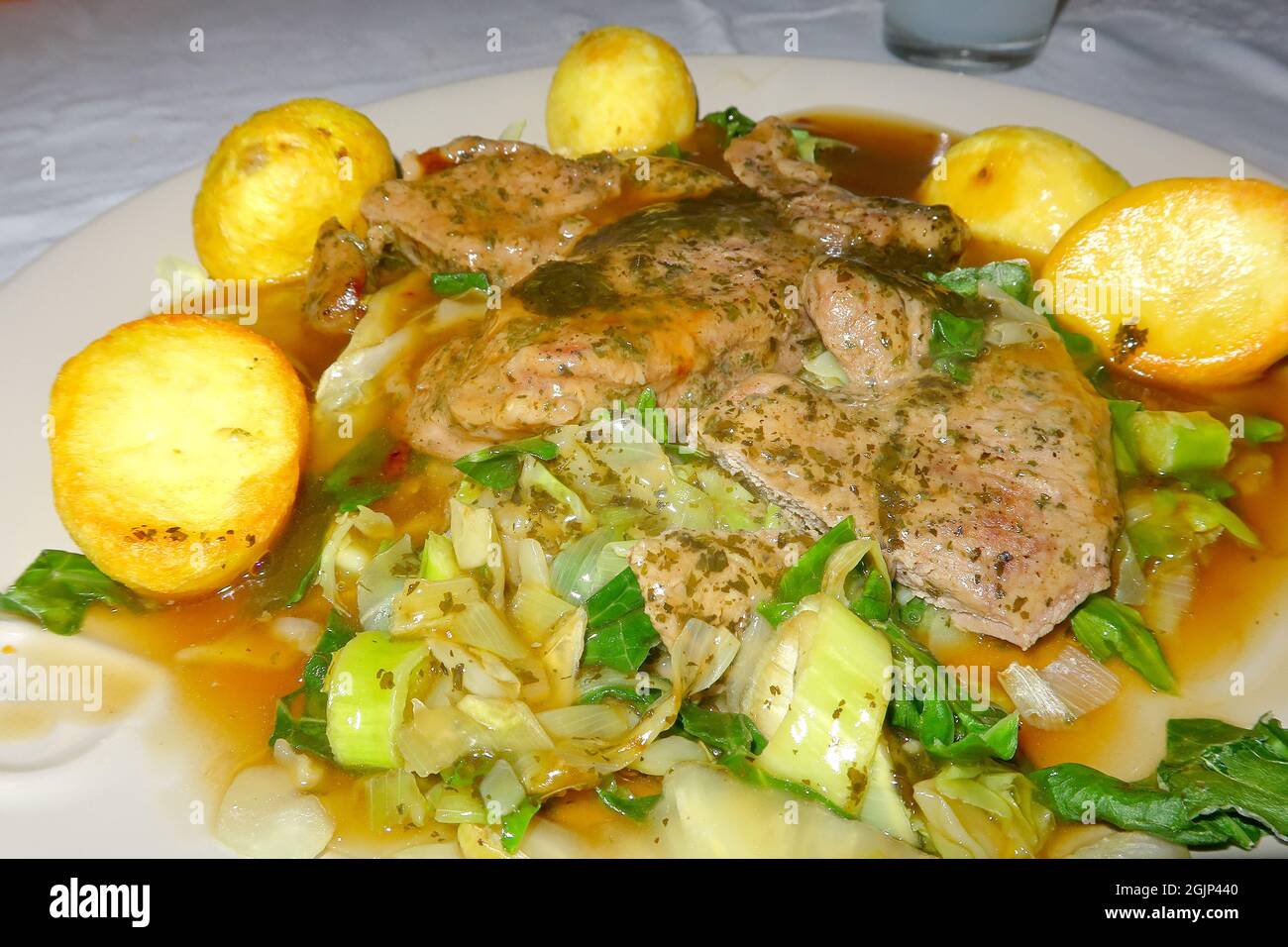 Eine leckere Mahlzeit mit Lamm und Bratkartoffeln Stockfoto
