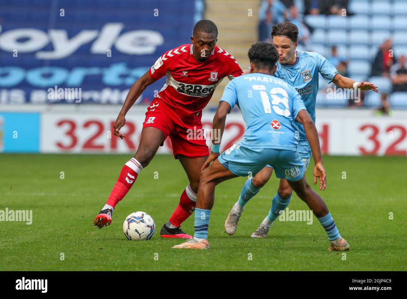 Anfernee Dijksteel von Middlesbrough tritt in der zweiten Hälfte des Sky Bet Championship-Spiels zwischen Coventry City und Middlesbrough am Samstag, den 11. September 2021, in der Ricoh Arena in Coventry gegen Ian Maatsen von Coventry City an. (Kredit: John Cripps | MI Nachrichten) Kredit: MI Nachrichten & Sport /Alamy Live Nachrichten Stockfoto