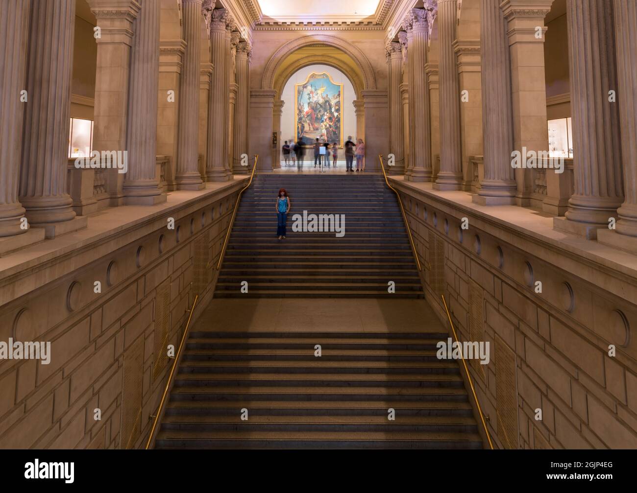 Frau auf der Grand Staircase im Metropolitan Museum of Art, New York, USA Stockfoto