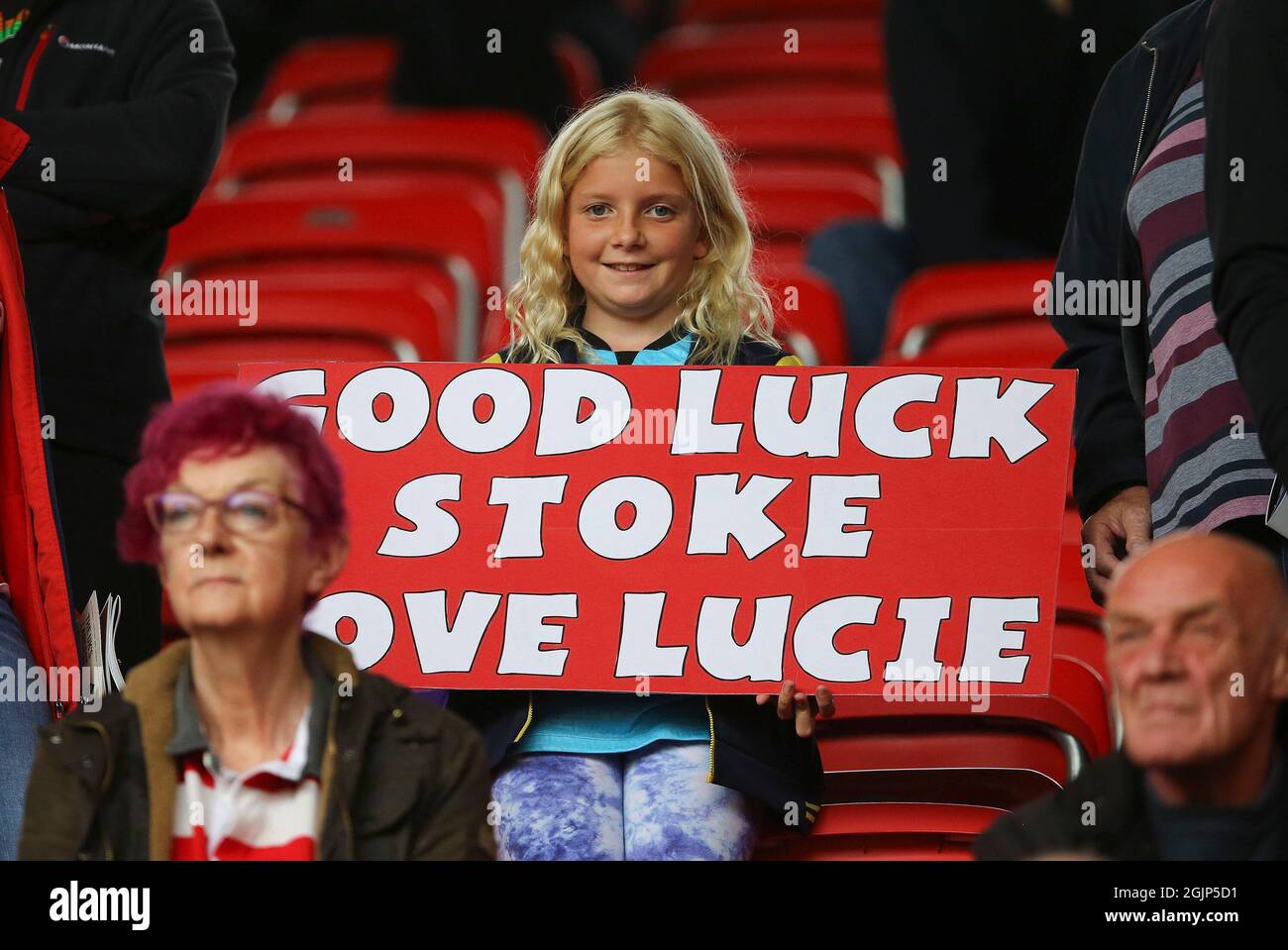 Stoke on Trent, Großbritannien. September 2021. Ein junger Fan mit einem glücklicher Stoke-Banner. Das Spiel der EFL Skybet Championship, Stoke City gegen Huddersfield Town im bet365 Stadium in Stoke on Trent am Samstag, 11. September 2021. Dieses Bild darf nur für redaktionelle Zwecke verwendet werden. Nur zur redaktionellen Verwendung, Lizenz für kommerzielle Nutzung erforderlich. Keine Verwendung bei Wetten, Spielen oder Veröffentlichungen in einem Club/einer Liga/einem Spieler.PIC von Chris Stading/Andrew Orchard Sports Photography/Alamy Live News Credit: Andrew Orchard Sports Photography/Alamy Live News Stockfoto