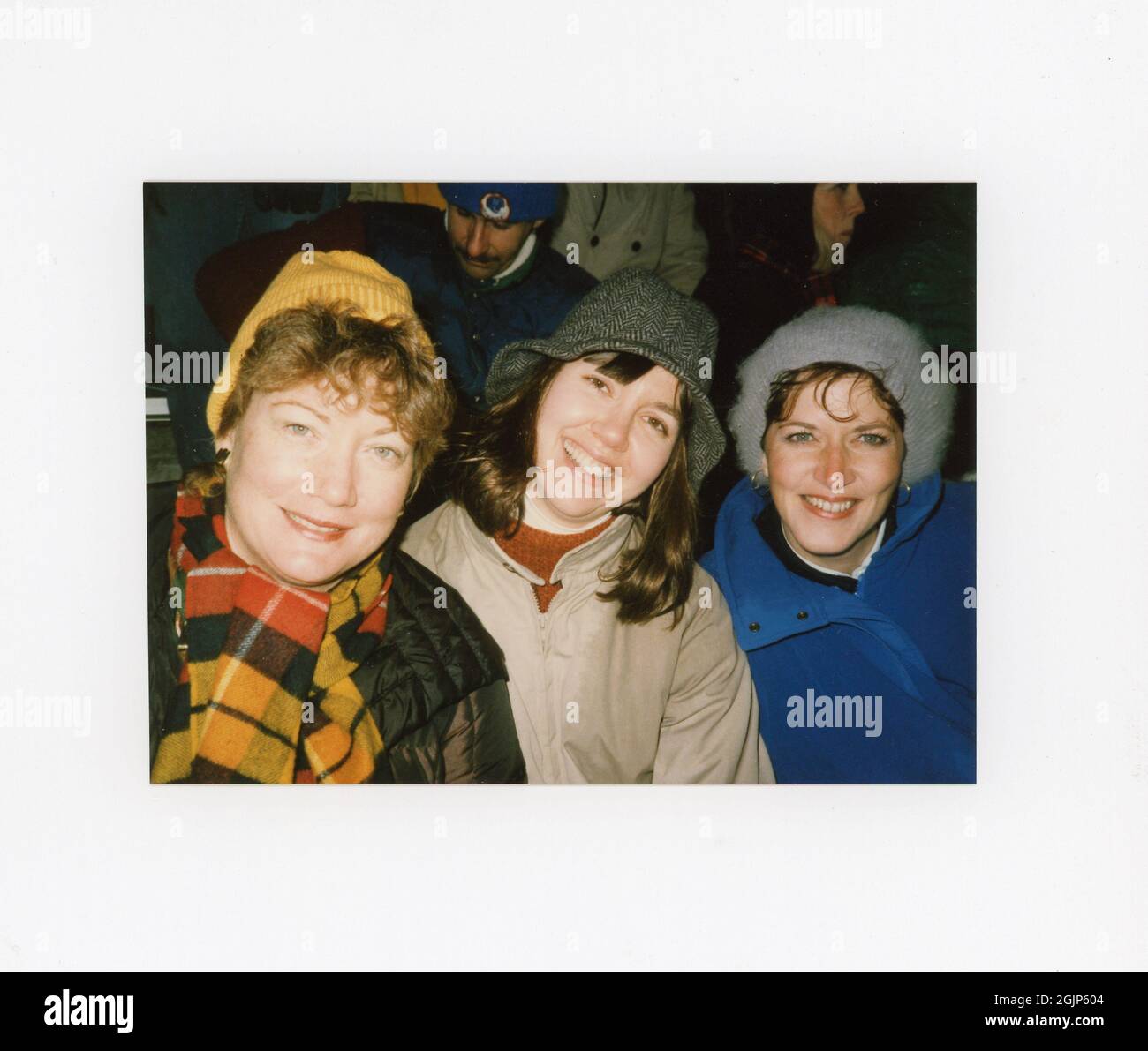 Drei Freunde bei einem Fußballspiel, 1985, USA Stockfoto