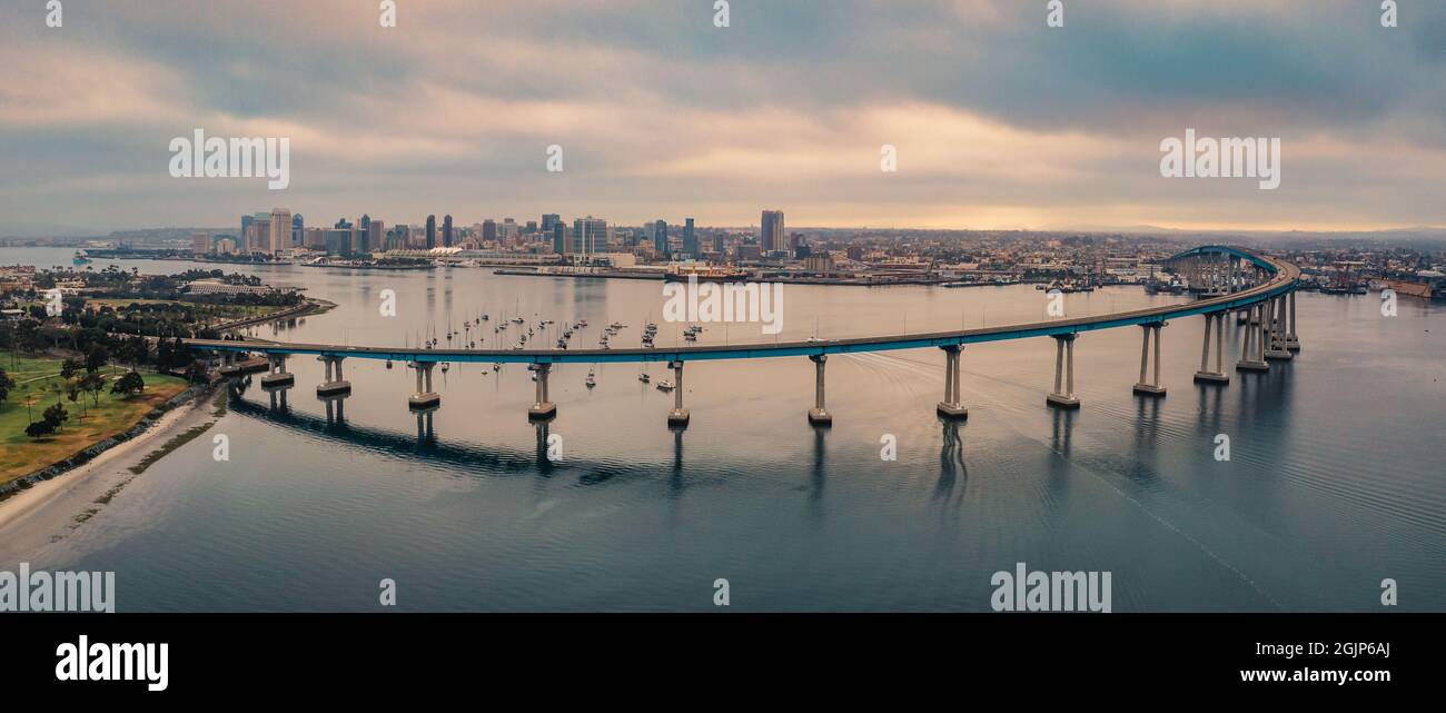 Luftpanorama der Coronado Bridge und der Skyline von San Diego. Stockfoto