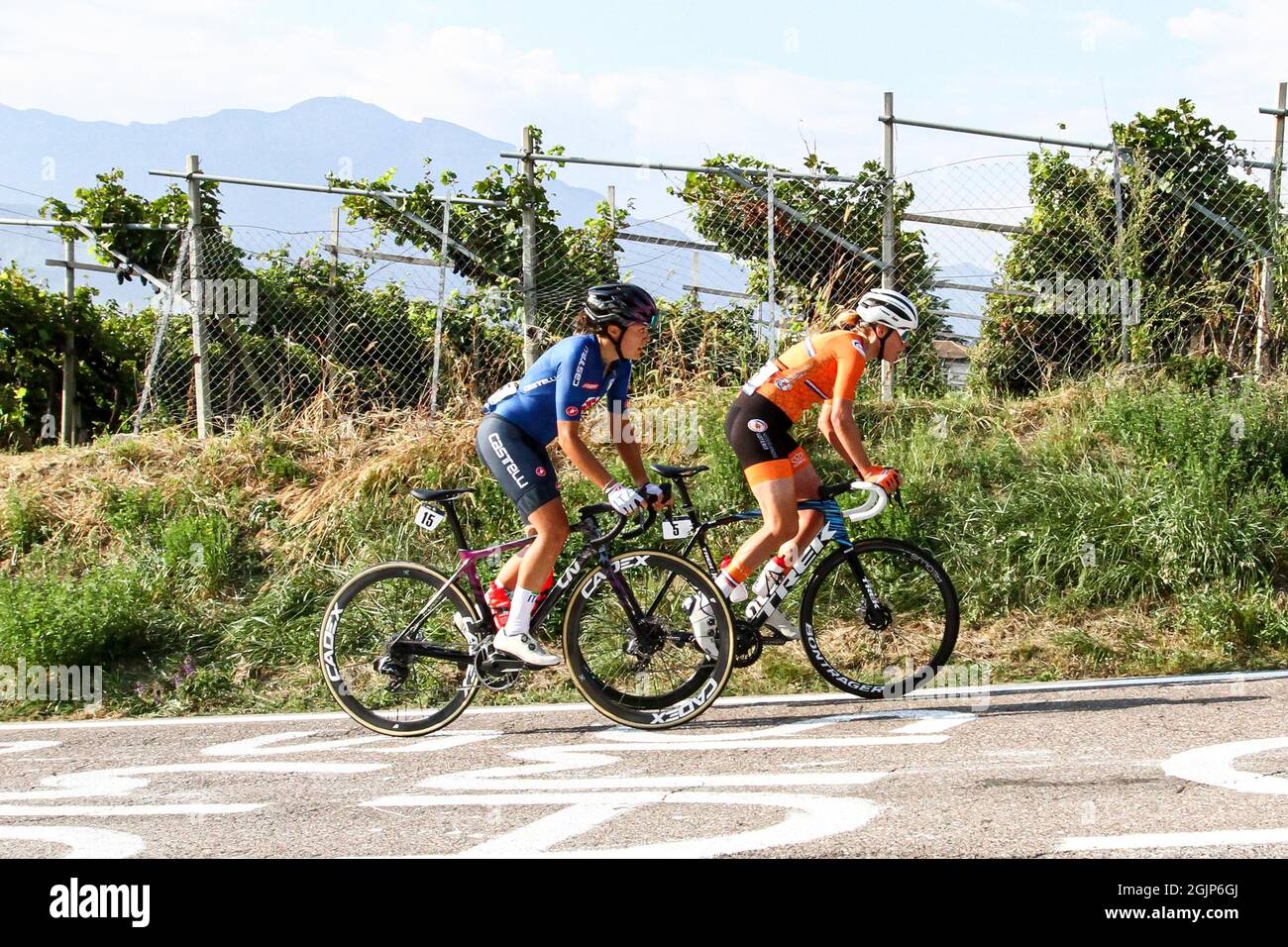 Trento, Trient, Italien, 11. September 2021, Ellen VAN DIJK (NED) und Soraja PALADIN (ITA) während der UEC Road European Championships - Elite Women Road Race - Street Cycling Stockfoto