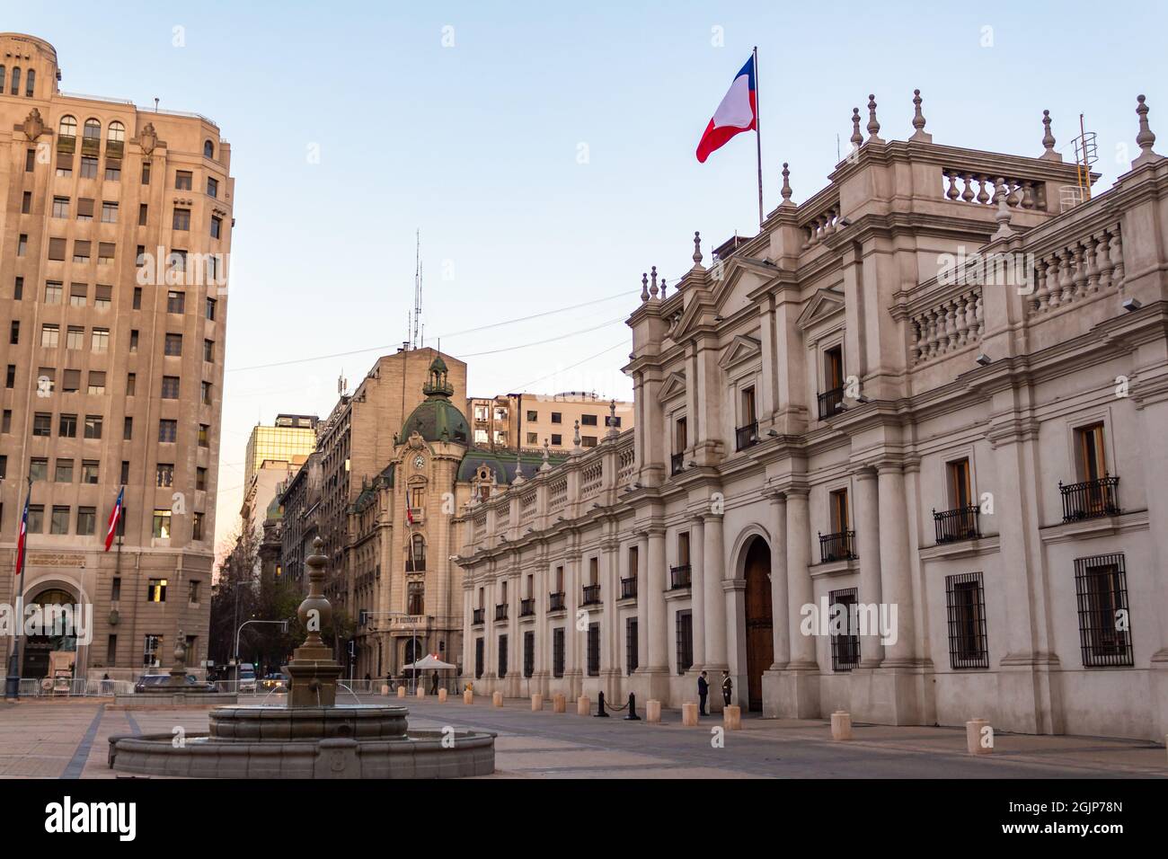 Santiago, Chile - 9. Sep 2021: Chilenischer Präsidentenpalast am Nachmittag. La moneda Palast. Sitz des Präsidenten der Republik Chile. Palast der Stockfoto