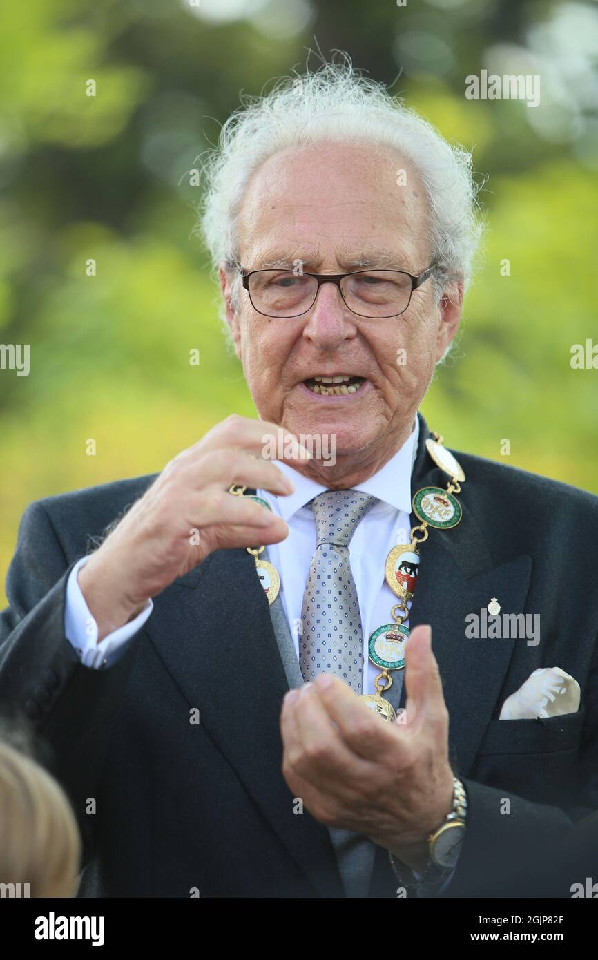 Ballenstedt, Deutschland. September 2021. Eduard Prinz von Anhalt spricht im Burghof. Im Rahmen der feierlichen Investitur werden hier neue Mitglieder des Ordens des Askanischen Hauses Albrecht des Bären aufgenommen. Die Investitur erinnert an Herzog Joachim Ernst, den Vater von Prinz Eduard von Anhalt. Quelle: Matthias Bein/dpa-Zentralbild/dpa/Alamy Live News Stockfoto