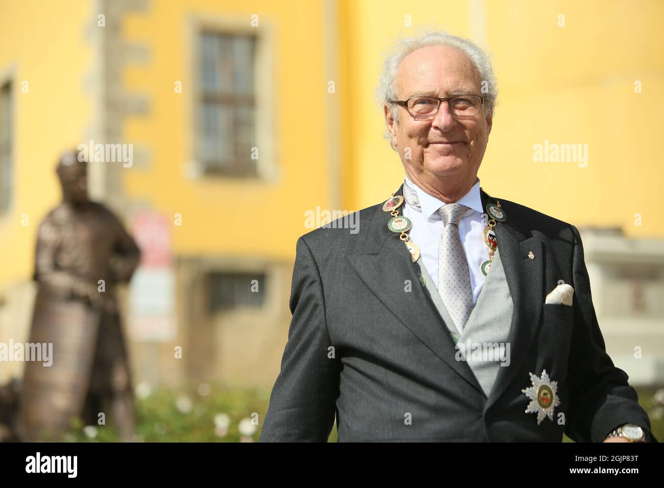 Ballenstedt, Deutschland. September 2021. Eduard Prinz von Anhalt steht im Schlosshof. Im Rahmen der feierlichen Investitur werden hier neue Mitglieder des Ordens des Askanischen Hauses Albrecht des Bären aufgenommen. Die Investitur erinnert an Herzog Joachim Ernst, den Vater von Prinz Eduard von Anhalt. Quelle: Matthias Bein/dpa-Zentralbild/ZB/dpa/Alamy Live News Stockfoto