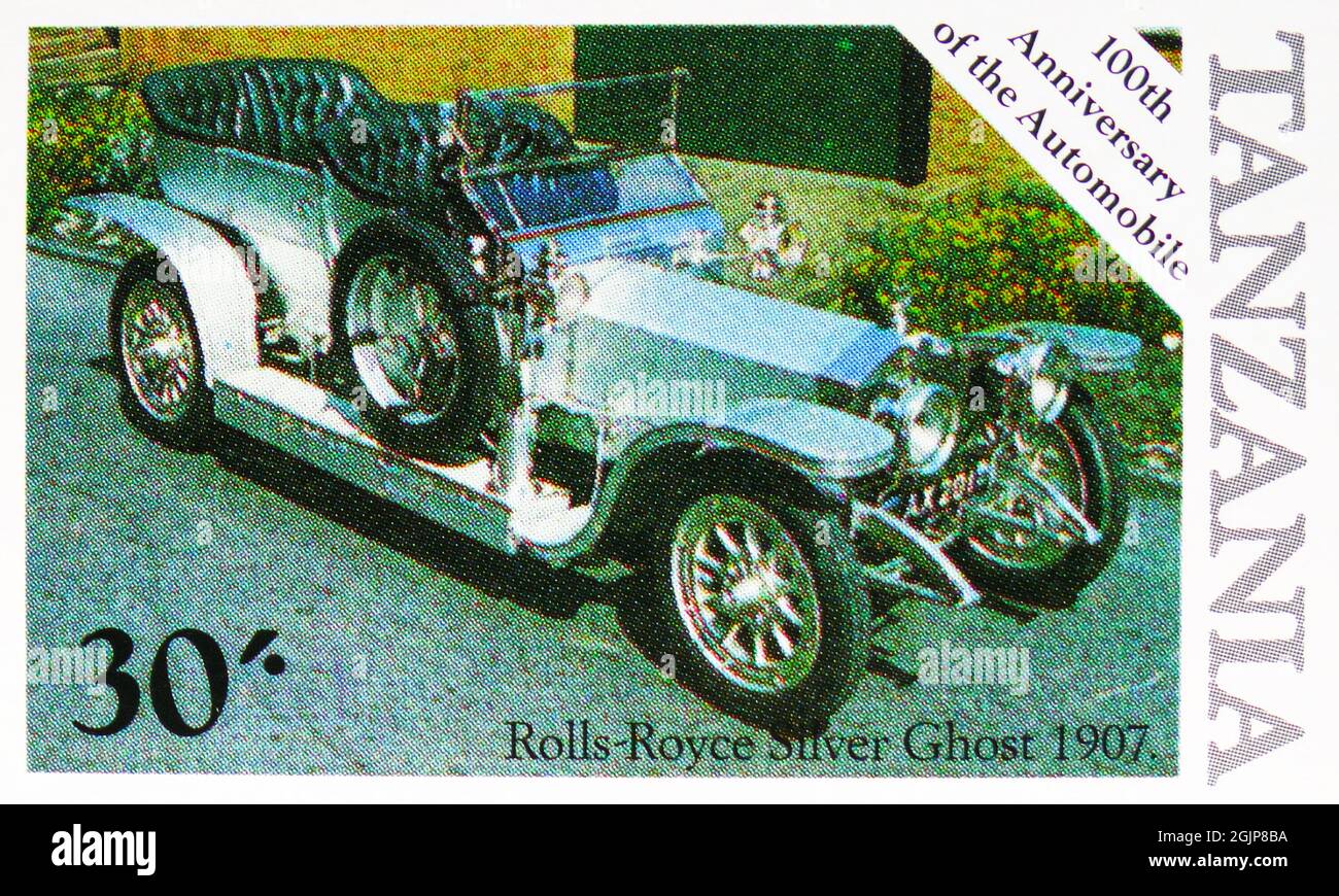 MOSKAU, RUSSLAND - 17. APRIL 2021: In Tansania gedruckte Briefmarke zeigt Rolls-Royce Silver Ghost 1907, 100-jähriges Jubiläum der Automobilserie, cir Stockfoto