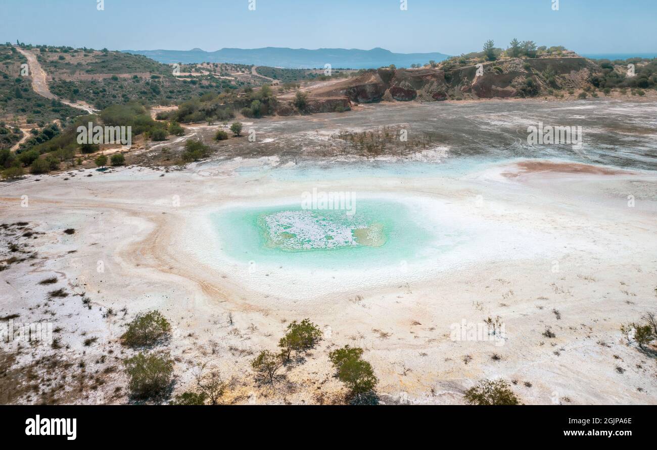 Tagebau einer alten Kupfermine mit getrocknetem, verschmutztem Seenboden in Limni, Zypern. Luftlandschaft Stockfoto