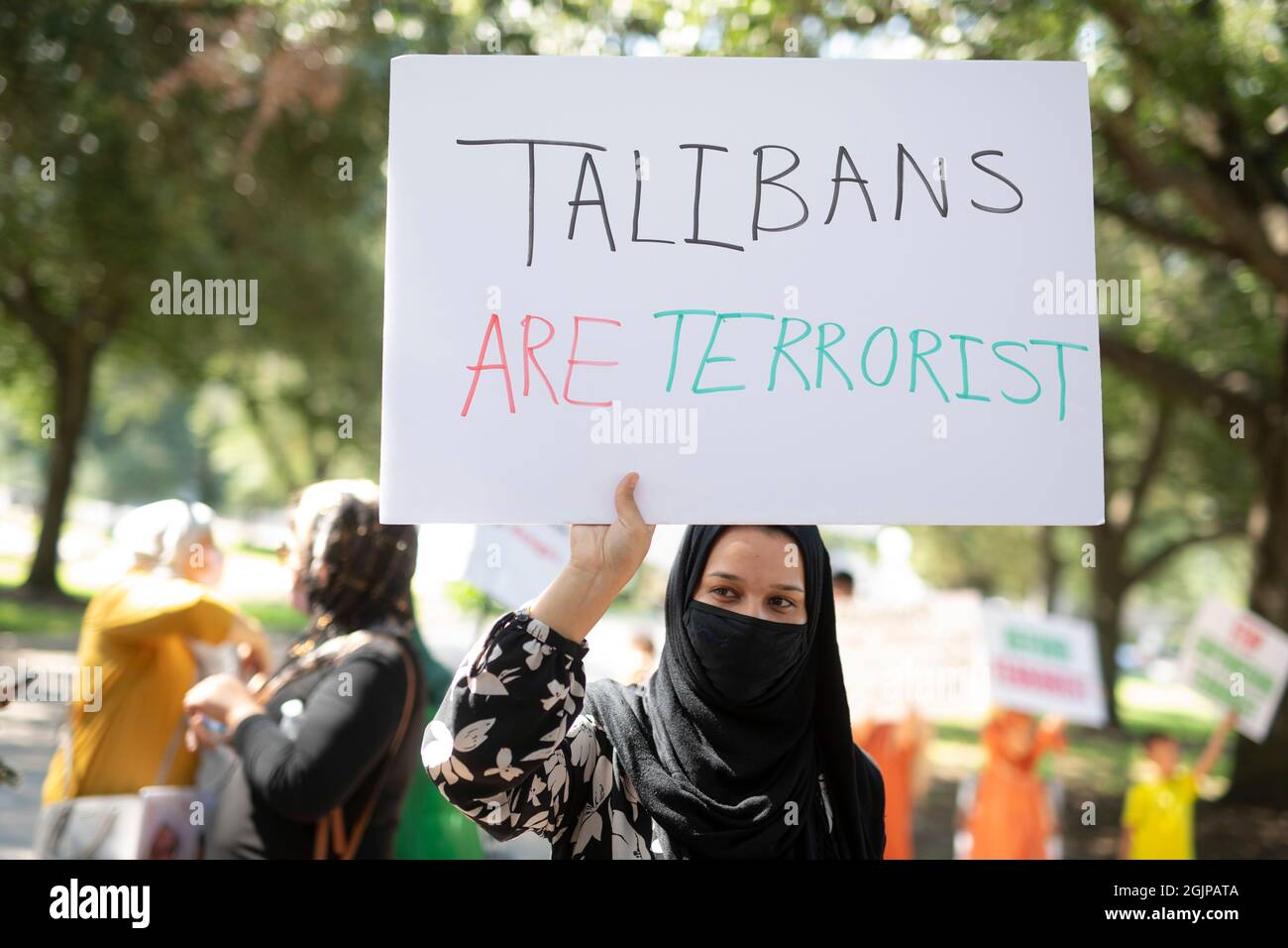 Austin Texas USA, 11. September 2021: Am 20. Jahrestag der Terroranschläge auf Amerika am 11. September versammelten sich rund hundert ehemalige Afghanen, die heute in Zentral-Texas leben, vor dem State Capitol, um die Herrschaft der Taliban und terroristische Bedrohungen aus Pakistan zu verurteilen. Die Redner betonten die anhaltende Bedrohung für afghanische Frauen unter der derzeitigen Taliban-Herrschaft. Kredit: Bob Daemmrich/Alamy Live Nachrichten Stockfoto