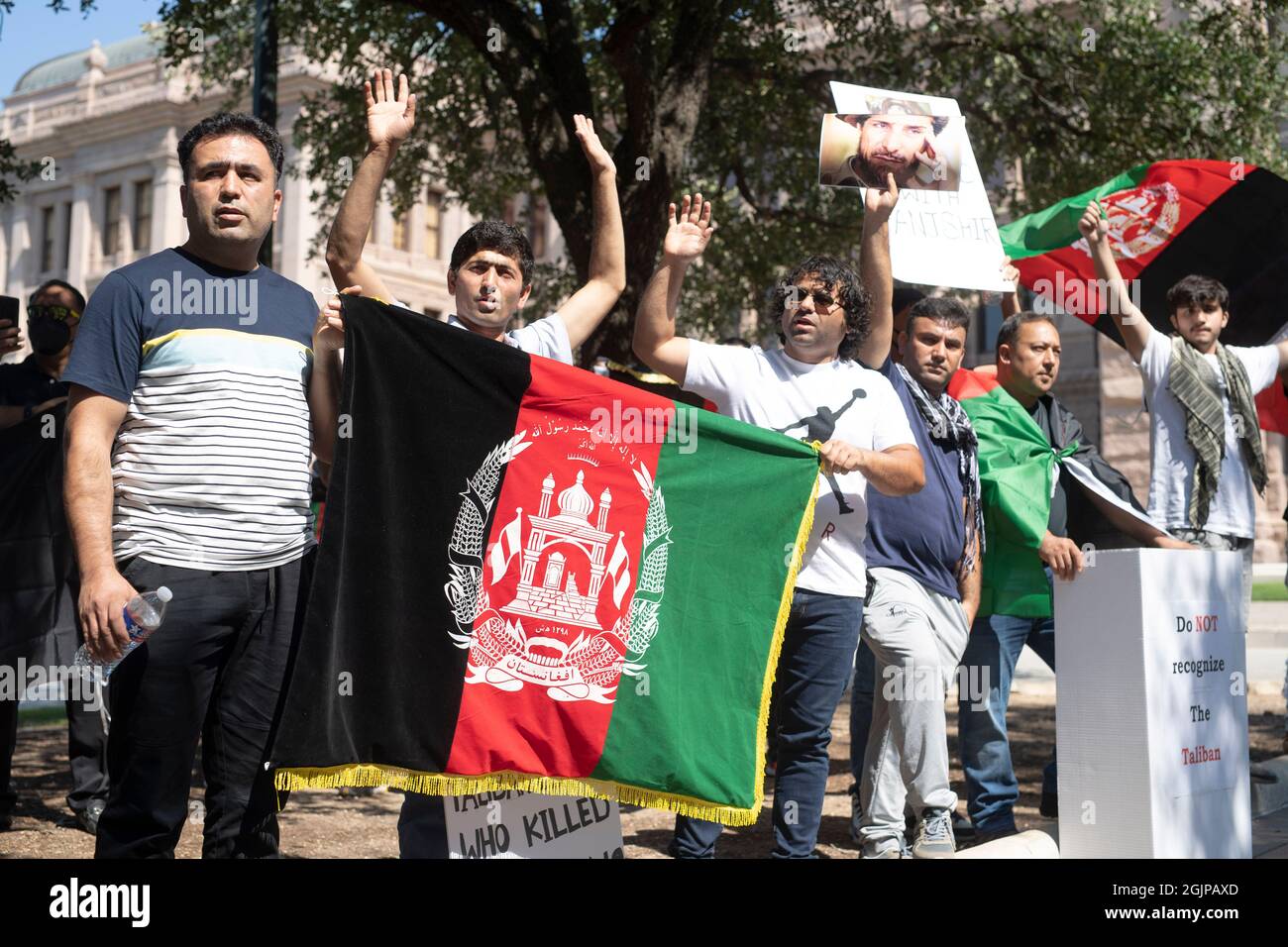 Austin Texas USA, 11. September 2021: Am 20. Jahrestag der Terroranschläge auf Amerika am 11. September versammelten sich rund hundert ehemalige Afghanen, die heute in Zentral-Texas leben, vor dem State Capitol, um die Herrschaft der Taliban und terroristische Bedrohungen aus Pakistan zu verurteilen. Die Redner betonten die anhaltende Bedrohung für afghanische Frauen unter der derzeitigen Taliban-Herrschaft. Kredit: Bob Daemmrich/Alamy Live Nachrichten Stockfoto