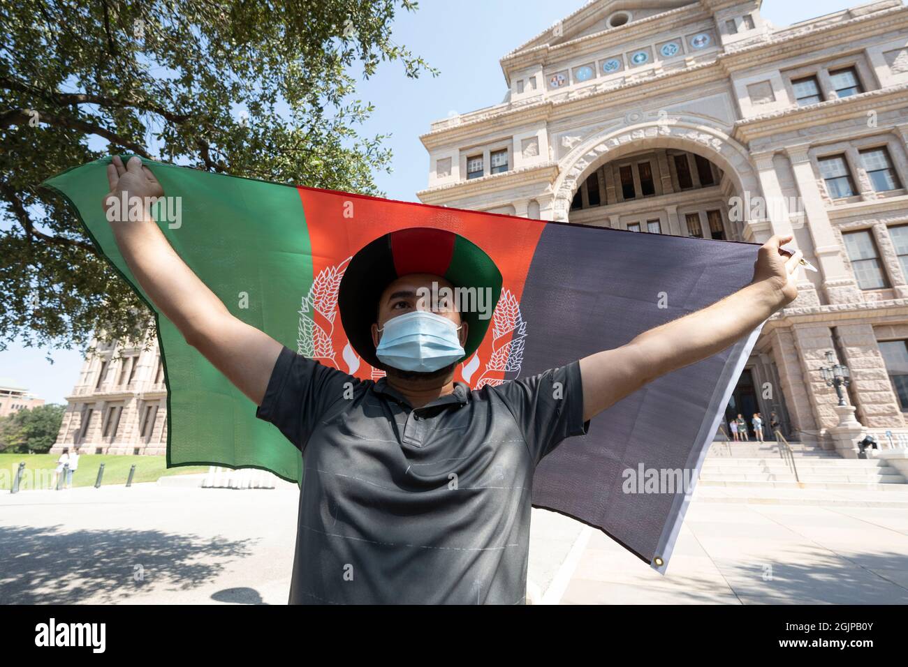 Austin Texas USA, 11. September 2021: Am 20. Jahrestag der Terroranschläge auf Amerika am 11. September versammelten sich rund hundert ehemalige Afghanen, die heute in Zentral-Texas leben, vor dem State Capitol, um die Herrschaft der Taliban und terroristische Bedrohungen aus Pakistan zu verurteilen. Die Redner betonten die anhaltende Bedrohung für afghanische Frauen unter der derzeitigen Taliban-Herrschaft. Kredit: Bob Daemmrich/Alamy Live Nachrichten Stockfoto