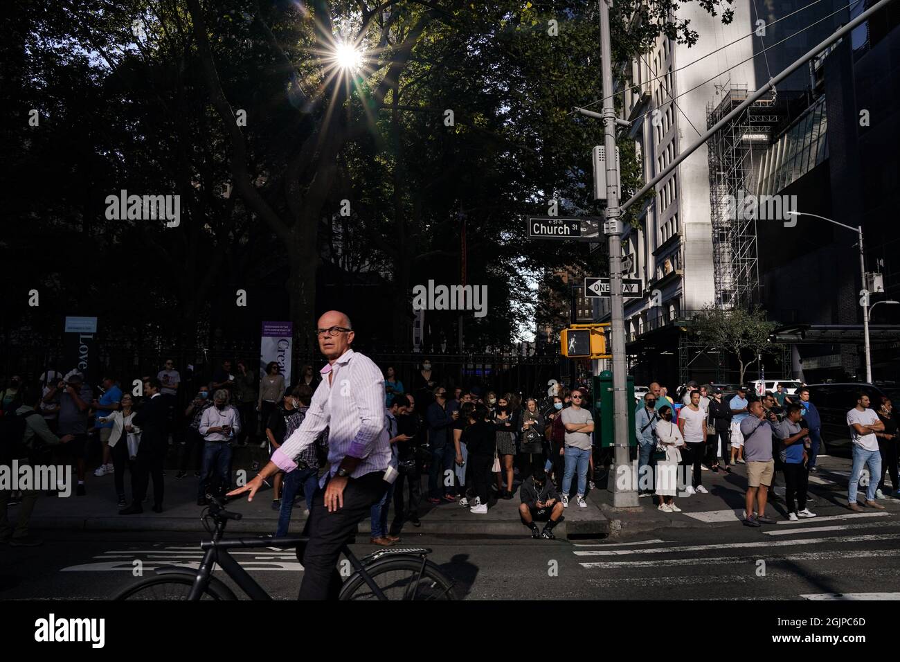 New York, USA. September 2021. Am 20. Jahrestag der Terroranschläge vom 11. September in New York, USA, versammeln sich Menschen vor dem One World Trade Center. Kredit: Chase Sutton/Alamy Live Nachrichten Stockfoto