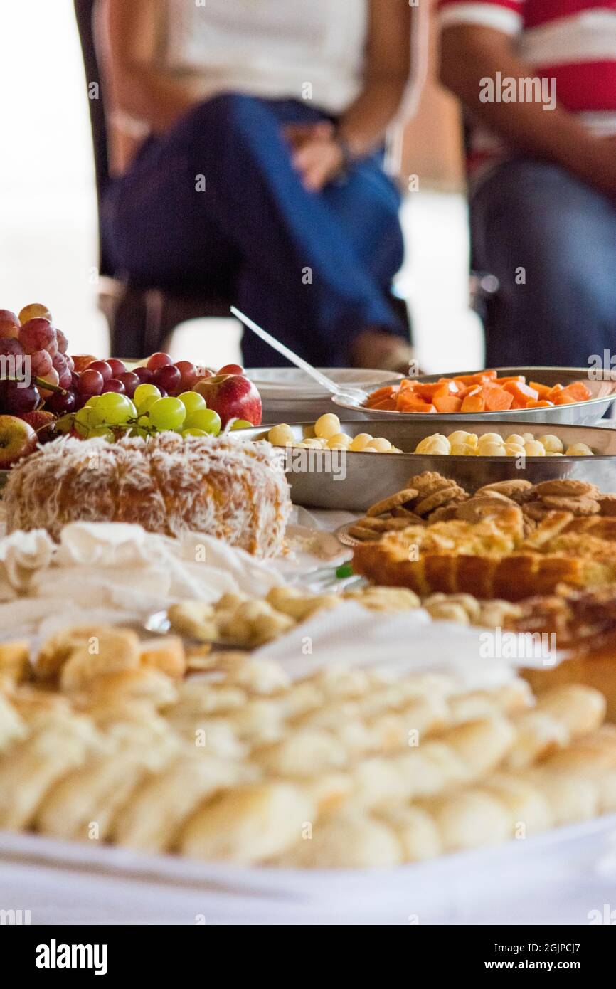 Salvador, Bahia, Brasilien - 28. Oktober 2015: Verschiedene süße und herzhafte Speisen auf einem Tisch für Partygäste. Stockfoto