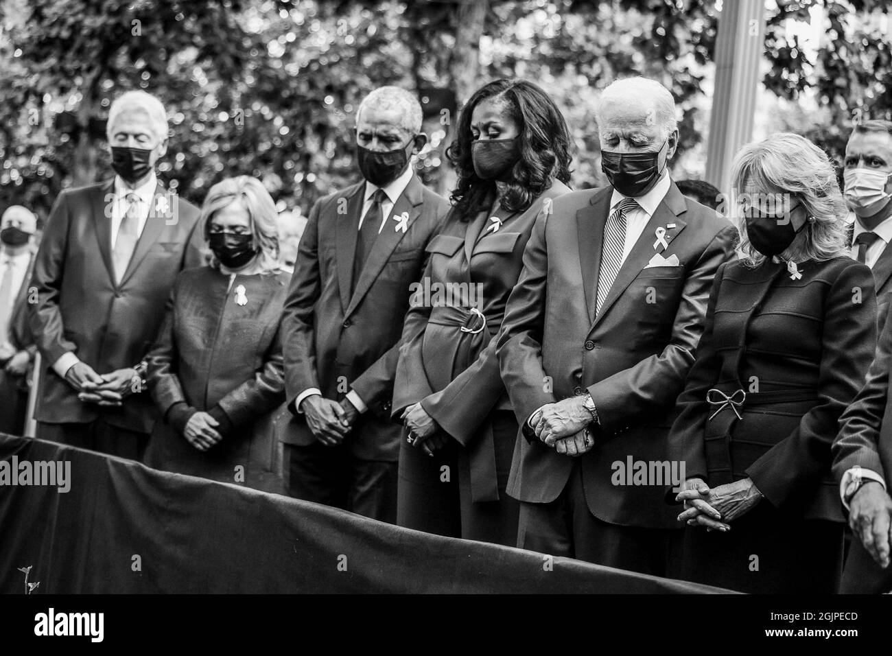 New York, Usa. September 2021. US-Präsident Joe Biden und First Lady Jill Biden, rechts, stehen für einen Moment des Schweigens während der Zeremonie anlässlich des 20. Jahrestages der Terroranschläge am National 9/11 Memorial and Museum am 11. September 2021 in New York City. Von links: Ehemaliger Präsident Bill Clinton, ehemalige First Lady Hillary Clinton, ehemaliger Präsident Barack Obama, ehemalige First Lady Michelle Obama, Präsident Joe Biden, First Lady Jill Biden. Bild: Adam Schultz/White House Photo/Alamy Live News Stockfoto