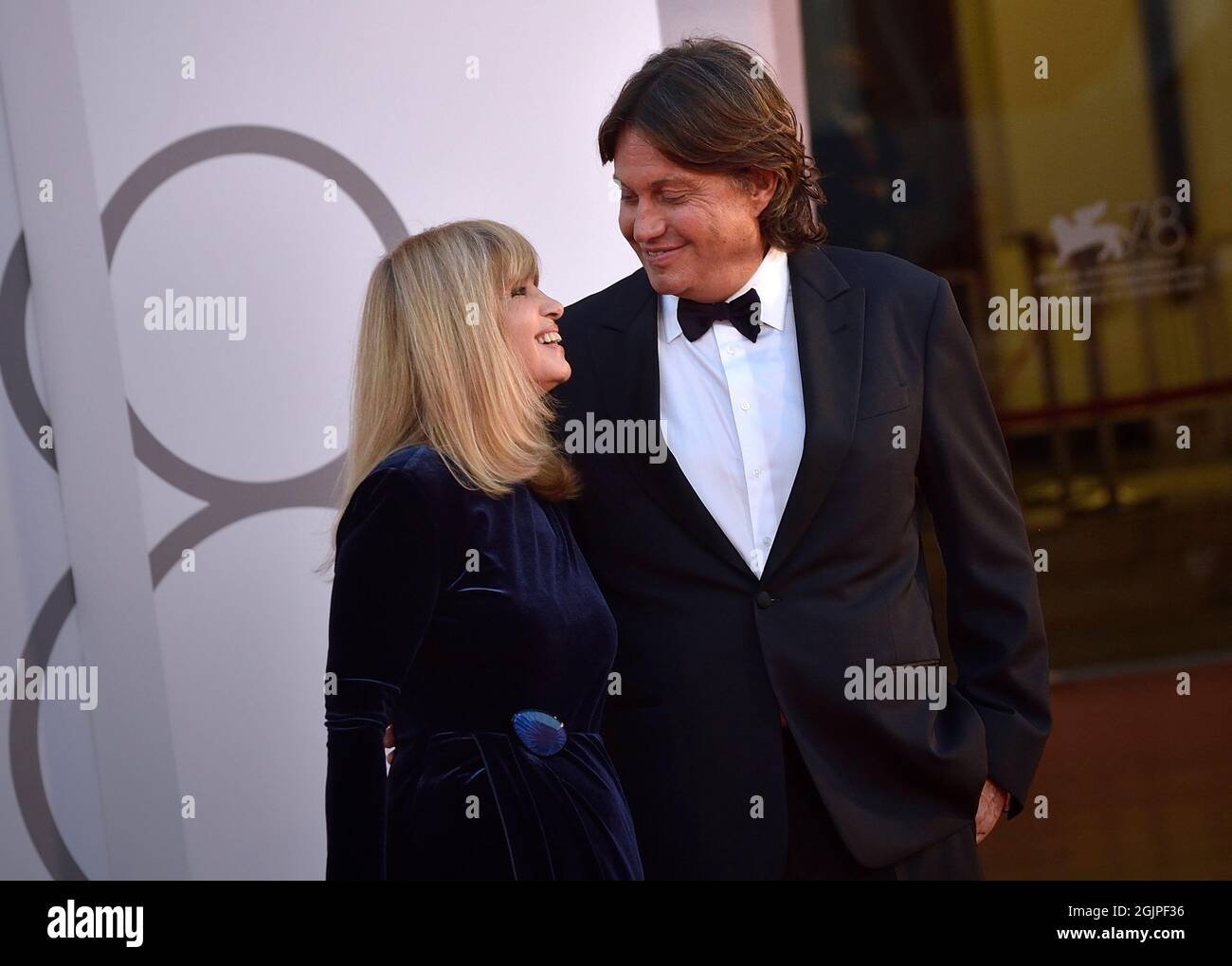 Venedig, Italien. September 2021. VENEDIG, ITALIEN - SEPTEMBER 10:Cristiano De André, Dori Ghezzi, Cristiano De André besucht den roten Teppich des Films 'Deandré#Deandré Storia Di UN Impiegato' während der 78. Internationalen Filmfestspiele von Venedig am 10. September 2021 in Venedig, Italien. Kredit: dpa/Alamy Live Nachrichten Stockfoto