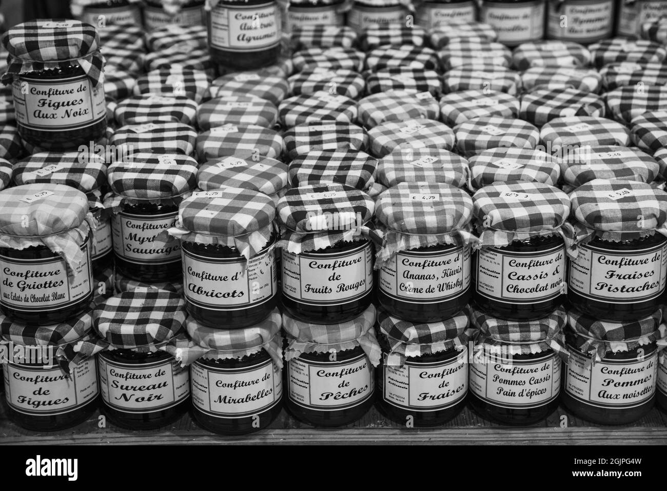 Jura, Frankreich - 1. August 2021: Köstliche handwerkliche Confitures (wie schwarze Johannisbeere mit Schokolade oder Ananas-Whisky) in einem lokalen Lebensmittelgeschäft. Schwarzweißfoto Stockfoto