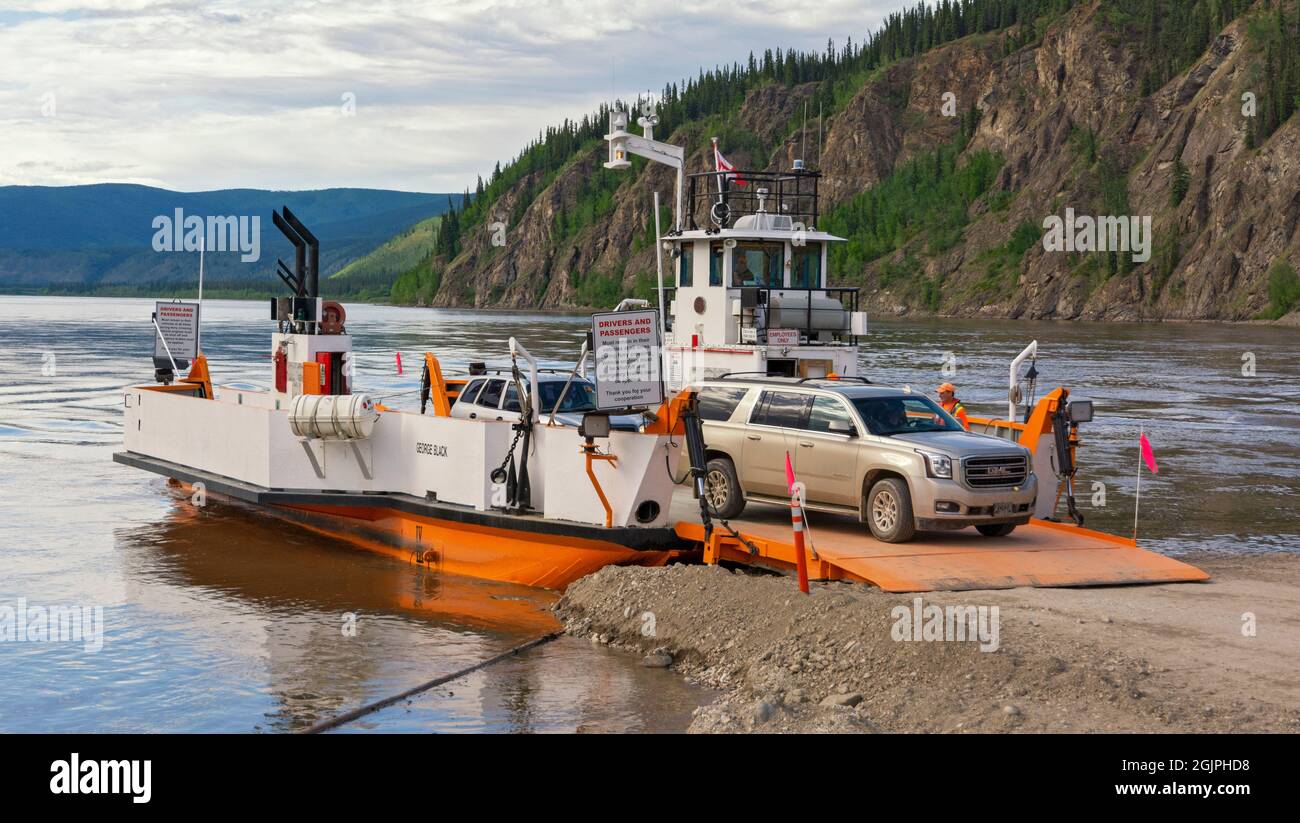 Kanada, Yukon Territory, Dawson City, Yukon River, Autofähre bei der Landung Stockfoto